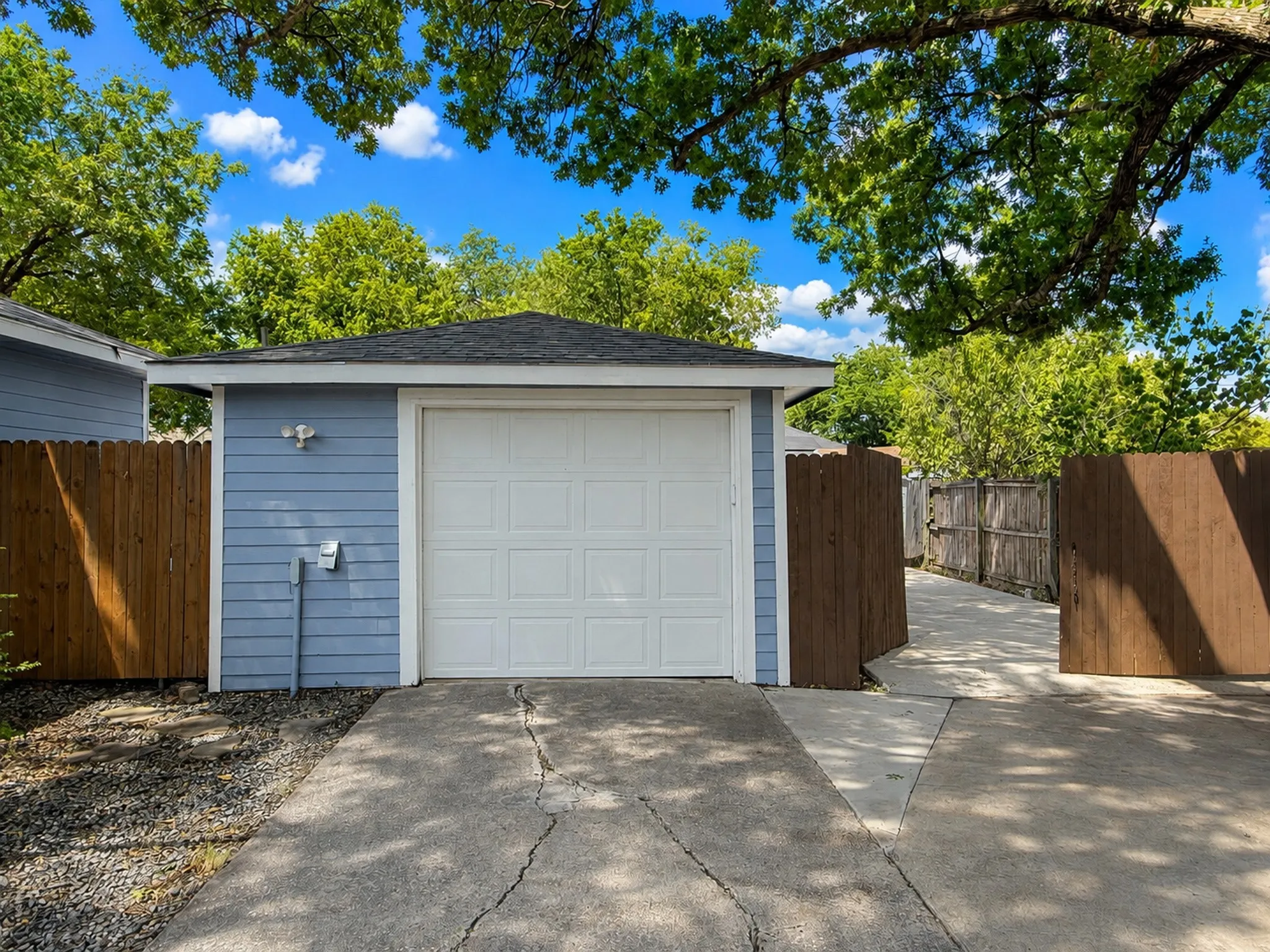 Single Family Residence For Sale in Collin County , 903 Moore Street, Mc Kinney, Texas 75069, 3 Bedroom, 1 Bathroom, 1 Garage spaces, 968 Sqft, built in 1962, mls#21361360, Real Estate Agent in Mc Kinney, Homes For Sale in Collin county, Homes For Sale in Mc Kinney, Realtor in Mc Kinney Texas, Real Estate Brokerage Independent Realty Texas, Luminita Cordes Realtor
