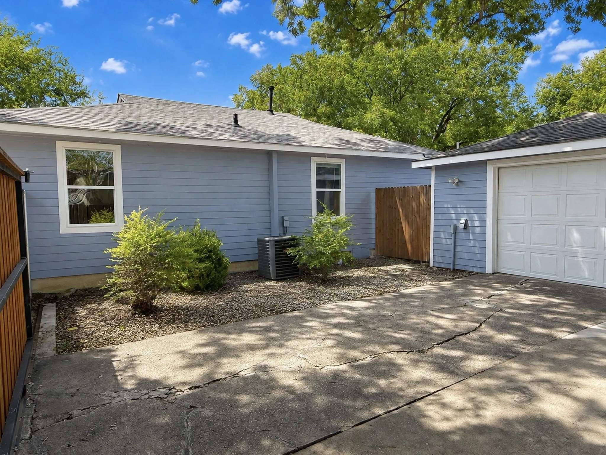 Single Family Residence For Sale in Collin County , 903 Moore Street, Mc Kinney, Texas 75069, 3 Bedroom, 1 Bathroom, 1 Garage spaces, 968 Sqft, built in 1962, mls#21361360, Real Estate Agent in Mc Kinney, Homes For Sale in Collin county, Homes For Sale in Mc Kinney, Realtor in Mc Kinney Texas, Real Estate Brokerage Independent Realty Texas, Luminita Cordes Realtor