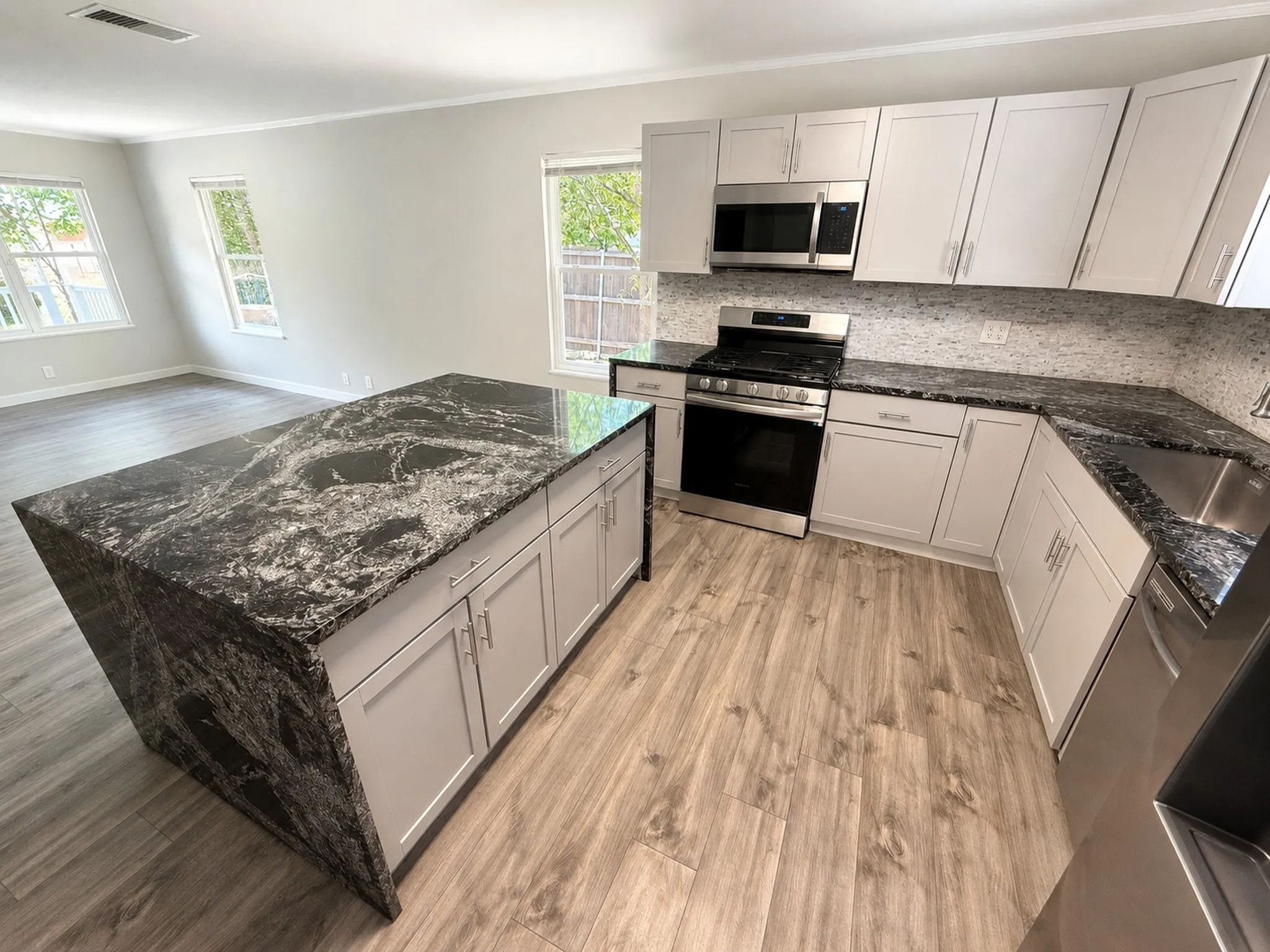 Single Family Residence For Sale in Collin County , 903 Moore Street, Mc Kinney, Texas 75069, 3 Bedroom, 1 Bathroom, 1 Garage spaces, 968 Sqft, built in 1962, mls#21361360, Real Estate Agent in Mc Kinney, Homes For Sale in Collin county, Homes For Sale in Mc Kinney, Realtor in Mc Kinney Texas, Real Estate Brokerage Independent Realty Texas, Luminita Cordes Realtor