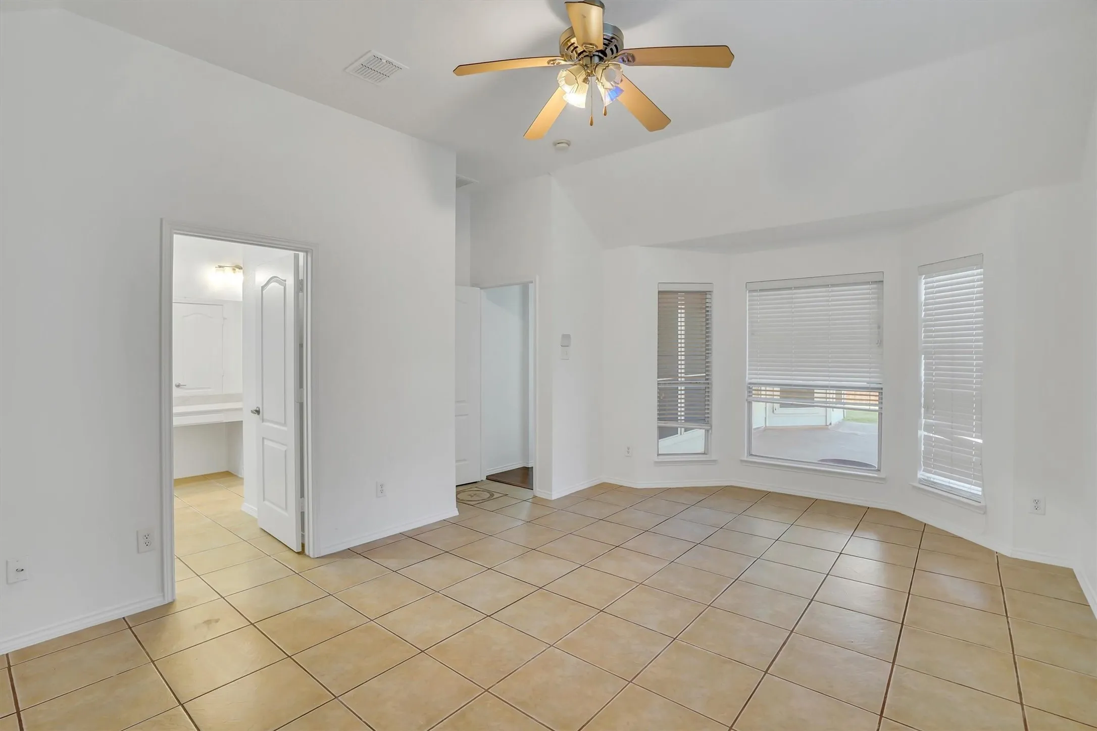 Single Family Residence For Sale in Tarrant County , 117 Fort Edward Drive, Arlington, Texas 76002, 5 Bedroom, 2 Bathroom, 2 Garage spaces, 2,284 Sqft, built in 2001, mls#21361436, Real Estate Agent in Arlington, Homes For Sale in Tarrant county, Homes For Sale in Arlington, Realtor in Arlington Texas, Real Estate Brokerage Independent Realty Texas, Luminita Cordes Realtor