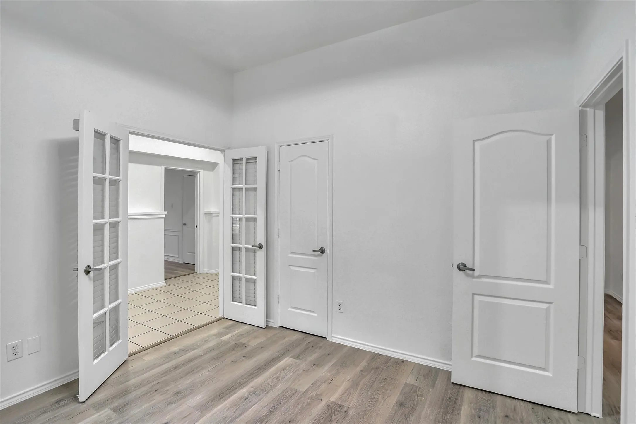 Single Family Residence For Sale in Tarrant County , 117 Fort Edward Drive, Arlington, Texas 76002, 5 Bedroom, 2 Bathroom, 2 Garage spaces, 2,284 Sqft, built in 2001, mls#21361436, Real Estate Agent in Arlington, Homes For Sale in Tarrant county, Homes For Sale in Arlington, Realtor in Arlington Texas, Real Estate Brokerage Independent Realty Texas, Luminita Cordes Realtor