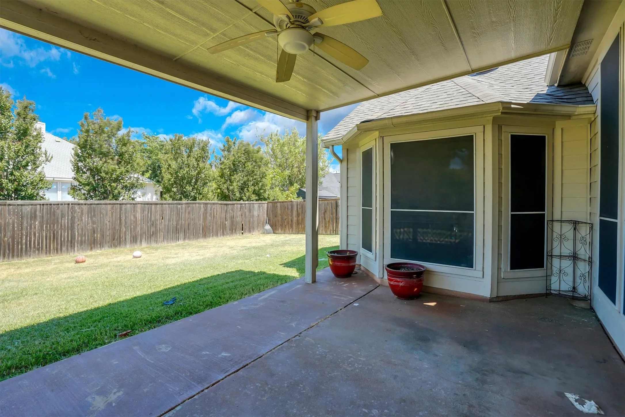 Single Family Residence For Sale in Tarrant County , 117 Fort Edward Drive, Arlington, Texas 76002, 5 Bedroom, 2 Bathroom, 2 Garage spaces, 2,284 Sqft, built in 2001, mls#21361436, Real Estate Agent in Arlington, Homes For Sale in Tarrant county, Homes For Sale in Arlington, Realtor in Arlington Texas, Real Estate Brokerage Independent Realty Texas, Luminita Cordes Realtor