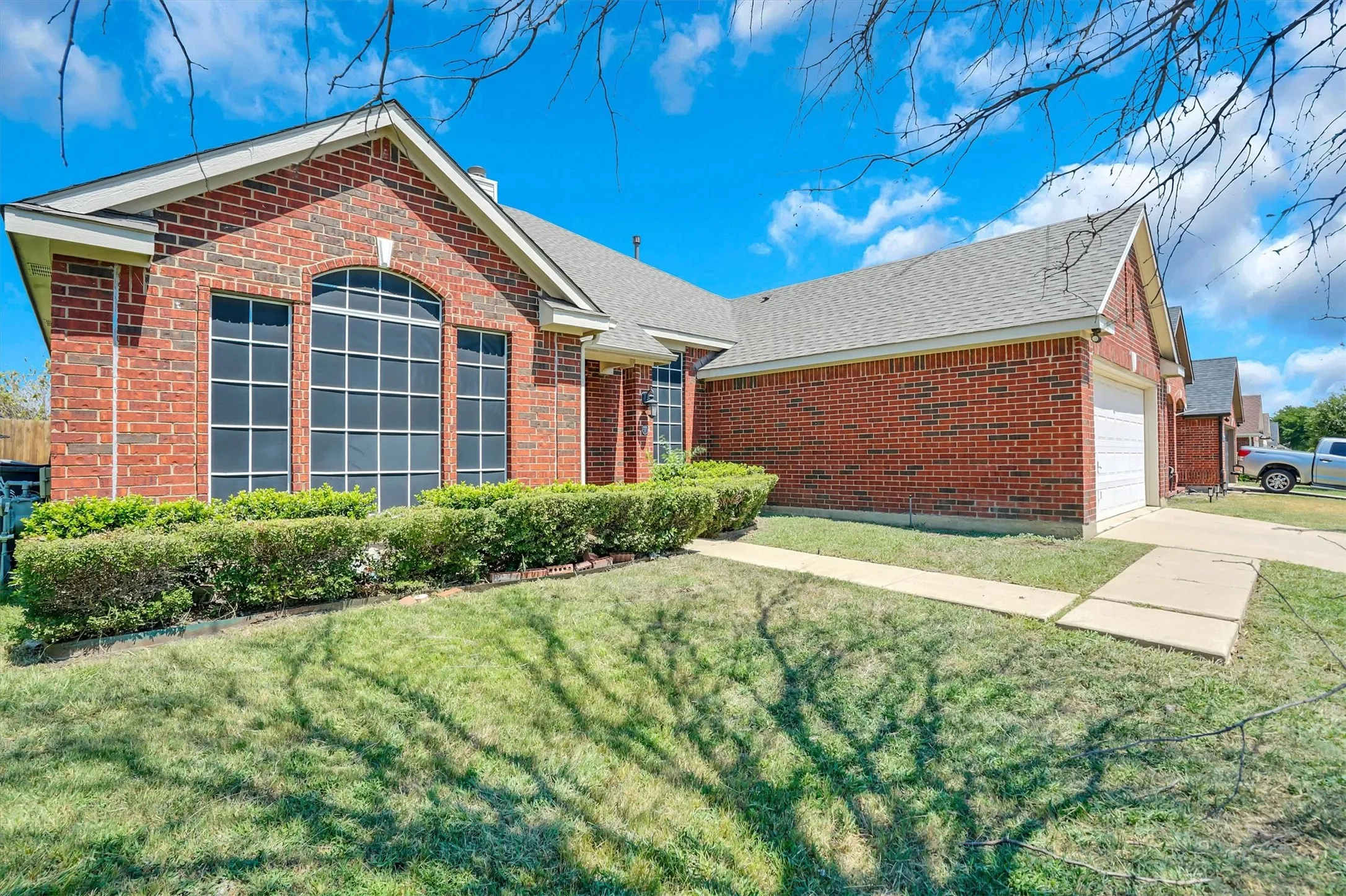 Single Family Residence For Sale in Tarrant County , 117 Fort Edward Drive, Arlington, Texas 76002, 5 Bedroom, 2 Bathroom, 2 Garage spaces, 2,284 Sqft, built in 2001, mls#21361436, Real Estate Agent in Arlington, Homes For Sale in Tarrant county, Homes For Sale in Arlington, Realtor in Arlington Texas, Real Estate Brokerage Independent Realty Texas, Luminita Cordes Realtor