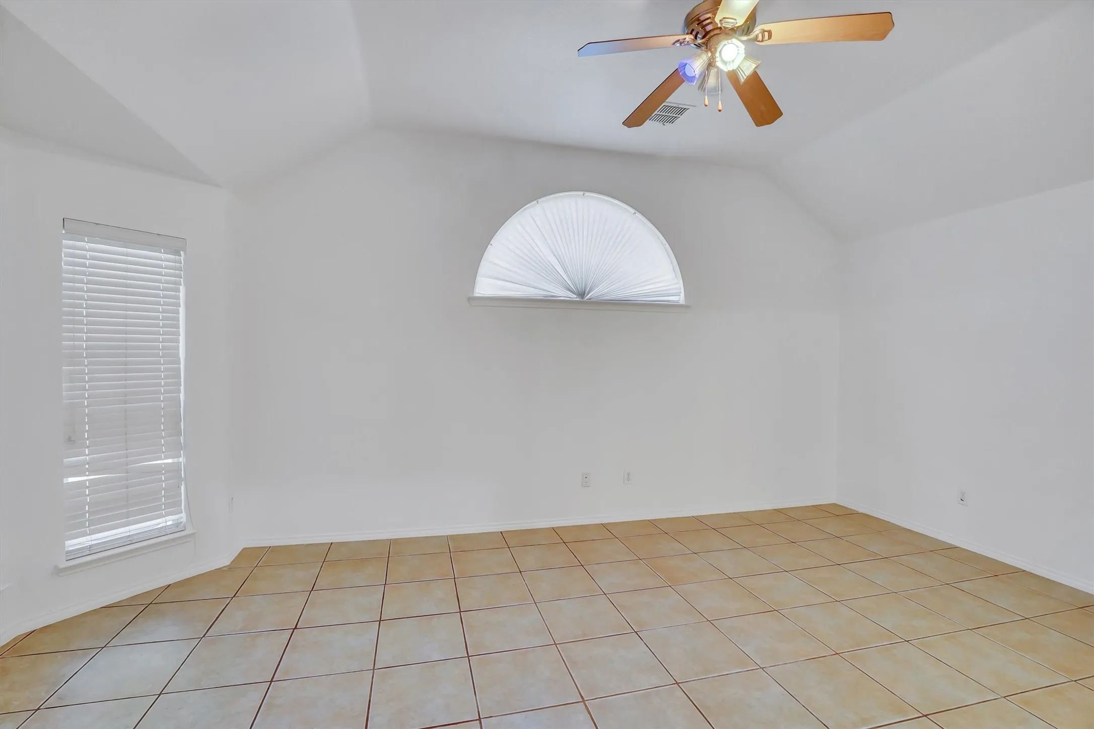 Single Family Residence For Sale in Tarrant County , 117 Fort Edward Drive, Arlington, Texas 76002, 5 Bedroom, 2 Bathroom, 2 Garage spaces, 2,284 Sqft, built in 2001, mls#21361436, Real Estate Agent in Arlington, Homes For Sale in Tarrant county, Homes For Sale in Arlington, Realtor in Arlington Texas, Real Estate Brokerage Independent Realty Texas, Luminita Cordes Realtor