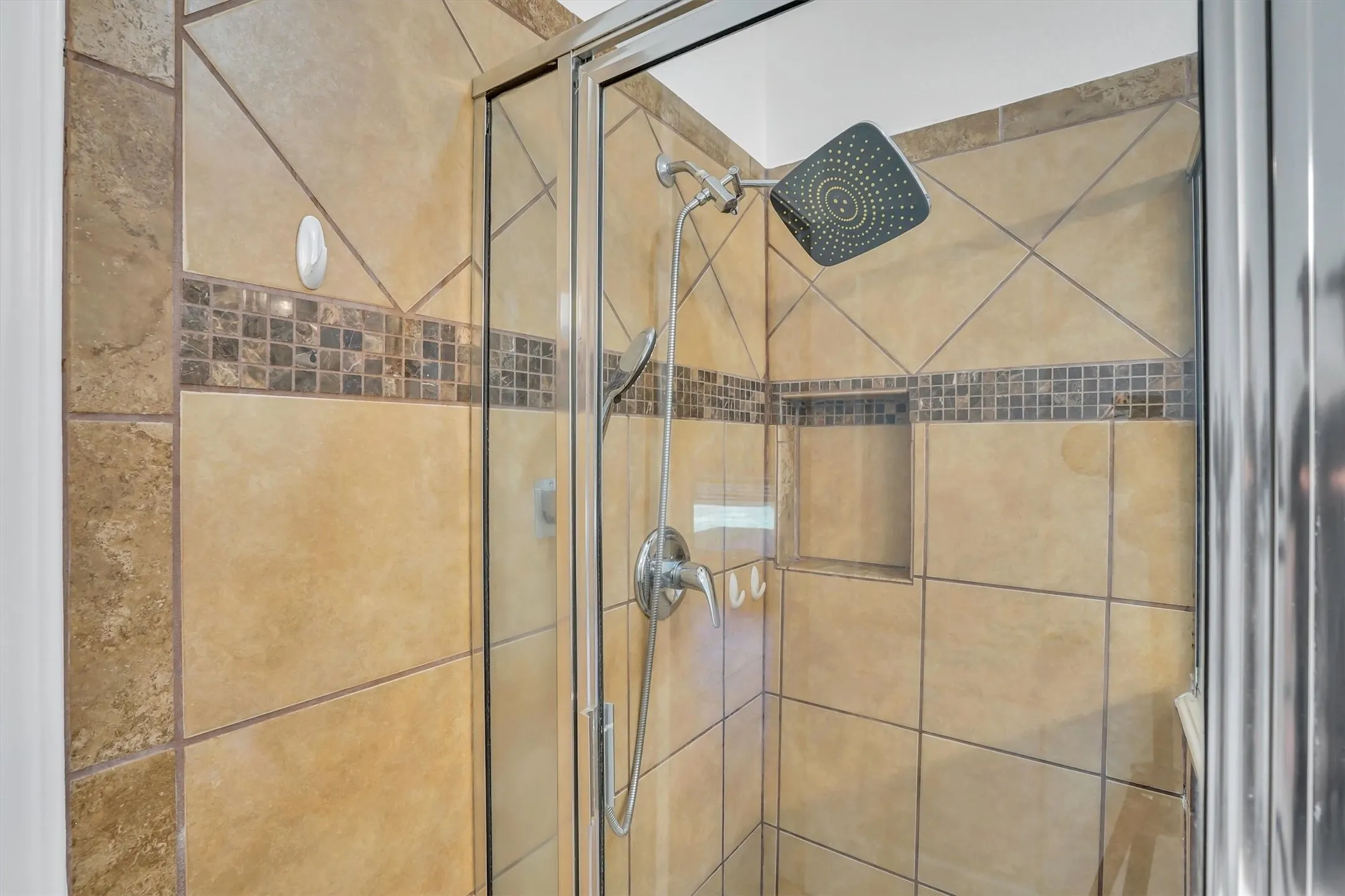Single Family Residence For Sale in Tarrant County , 117 Fort Edward Drive, Arlington, Texas 76002, 5 Bedroom, 2 Bathroom, 2 Garage spaces, 2,284 Sqft, built in 2001, mls#21361436, Real Estate Agent in Arlington, Homes For Sale in Tarrant county, Homes For Sale in Arlington, Realtor in Arlington Texas, Real Estate Brokerage Independent Realty Texas, Luminita Cordes Realtor