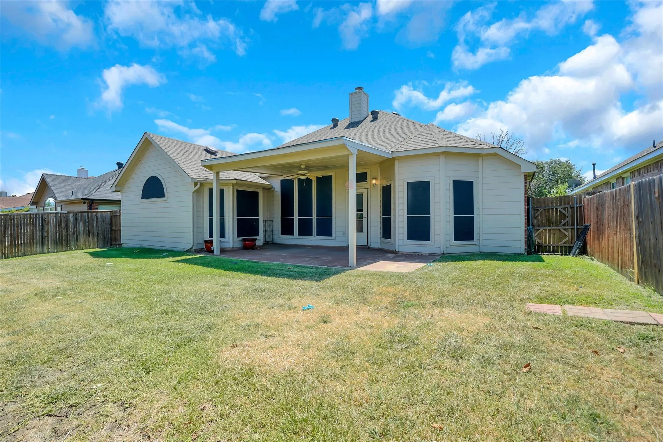 Single Family Residence For Sale in Tarrant County , 117 Fort Edward Drive, Arlington, Texas 76002, 5 Bedroom, 2 Bathroom, 2 Garage spaces, 2,284 Sqft, built in 2001, mls#21361436, Real Estate Agent in Arlington, Homes For Sale in Tarrant county, Homes For Sale in Arlington, Realtor in Arlington Texas, Real Estate Brokerage Independent Realty Texas, Luminita Cordes Realtor
