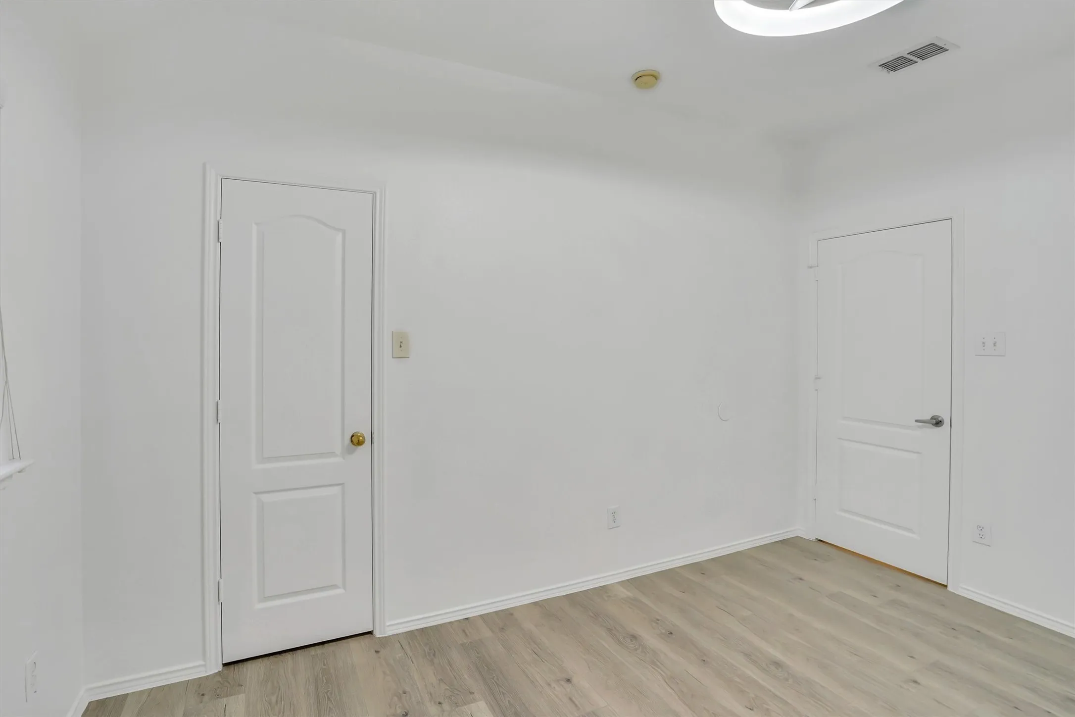 Single Family Residence For Sale in Tarrant County , 117 Fort Edward Drive, Arlington, Texas 76002, 5 Bedroom, 2 Bathroom, 2 Garage spaces, 2,284 Sqft, built in 2001, mls#21361436, Real Estate Agent in Arlington, Homes For Sale in Tarrant county, Homes For Sale in Arlington, Realtor in Arlington Texas, Real Estate Brokerage Independent Realty Texas, Luminita Cordes Realtor