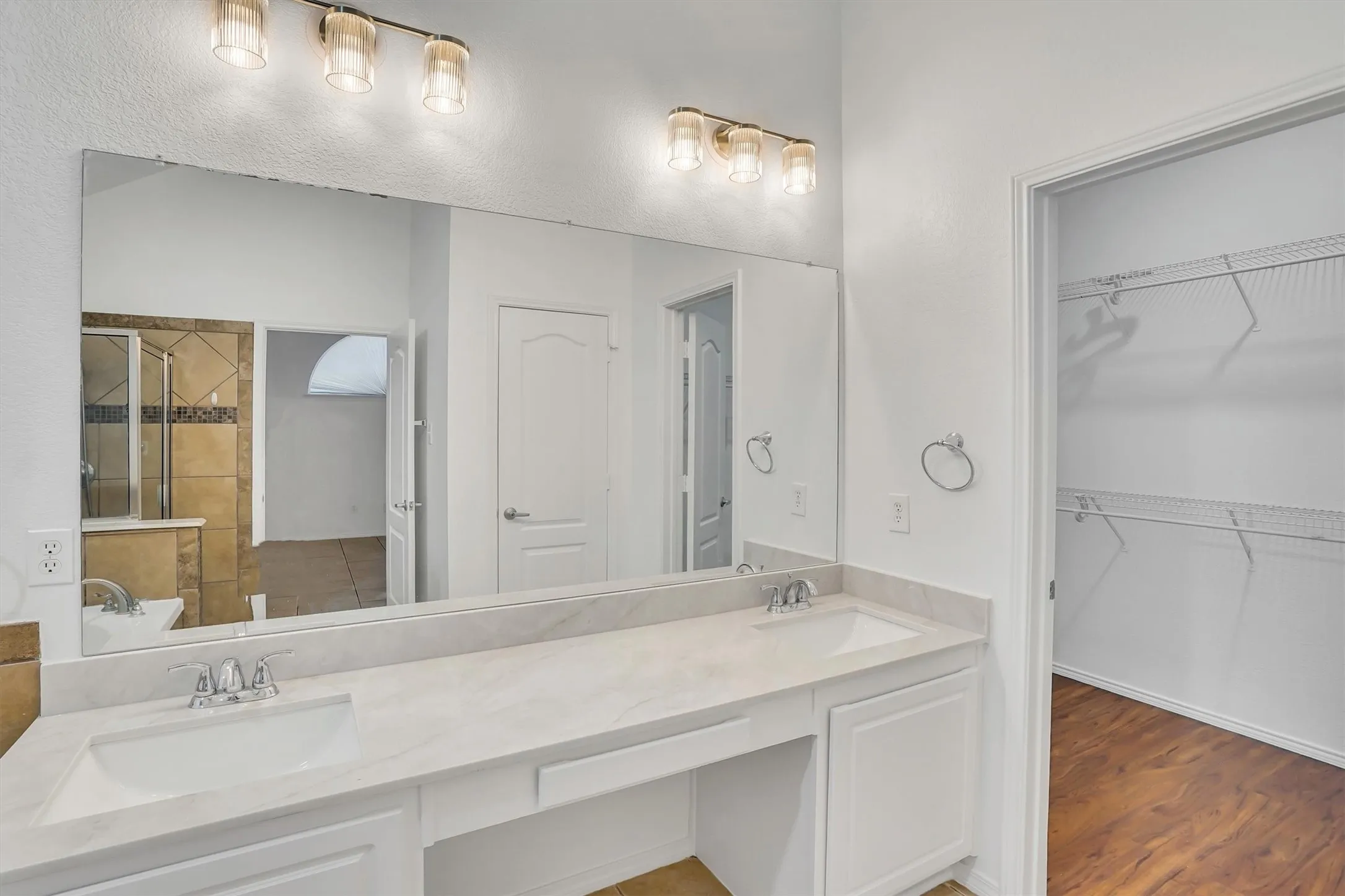 Single Family Residence For Sale in Tarrant County , 117 Fort Edward Drive, Arlington, Texas 76002, 5 Bedroom, 2 Bathroom, 2 Garage spaces, 2,284 Sqft, built in 2001, mls#21361436, Real Estate Agent in Arlington, Homes For Sale in Tarrant county, Homes For Sale in Arlington, Realtor in Arlington Texas, Real Estate Brokerage Independent Realty Texas, Luminita Cordes Realtor