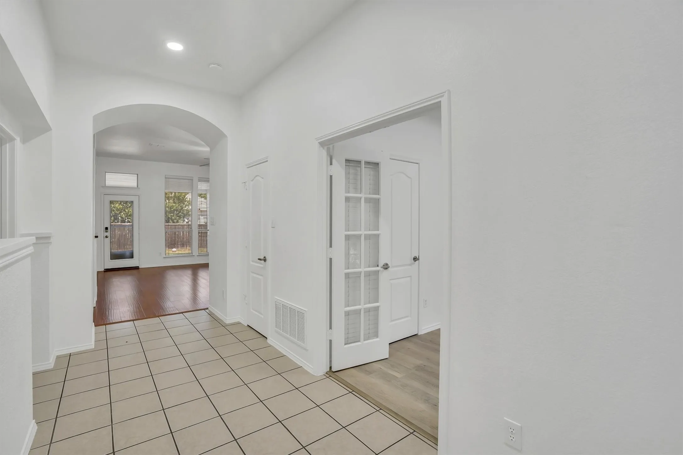 Single Family Residence For Sale in Tarrant County , 117 Fort Edward Drive, Arlington, Texas 76002, 5 Bedroom, 2 Bathroom, 2 Garage spaces, 2,284 Sqft, built in 2001, mls#21361436, Real Estate Agent in Arlington, Homes For Sale in Tarrant county, Homes For Sale in Arlington, Realtor in Arlington Texas, Real Estate Brokerage Independent Realty Texas, Luminita Cordes Realtor