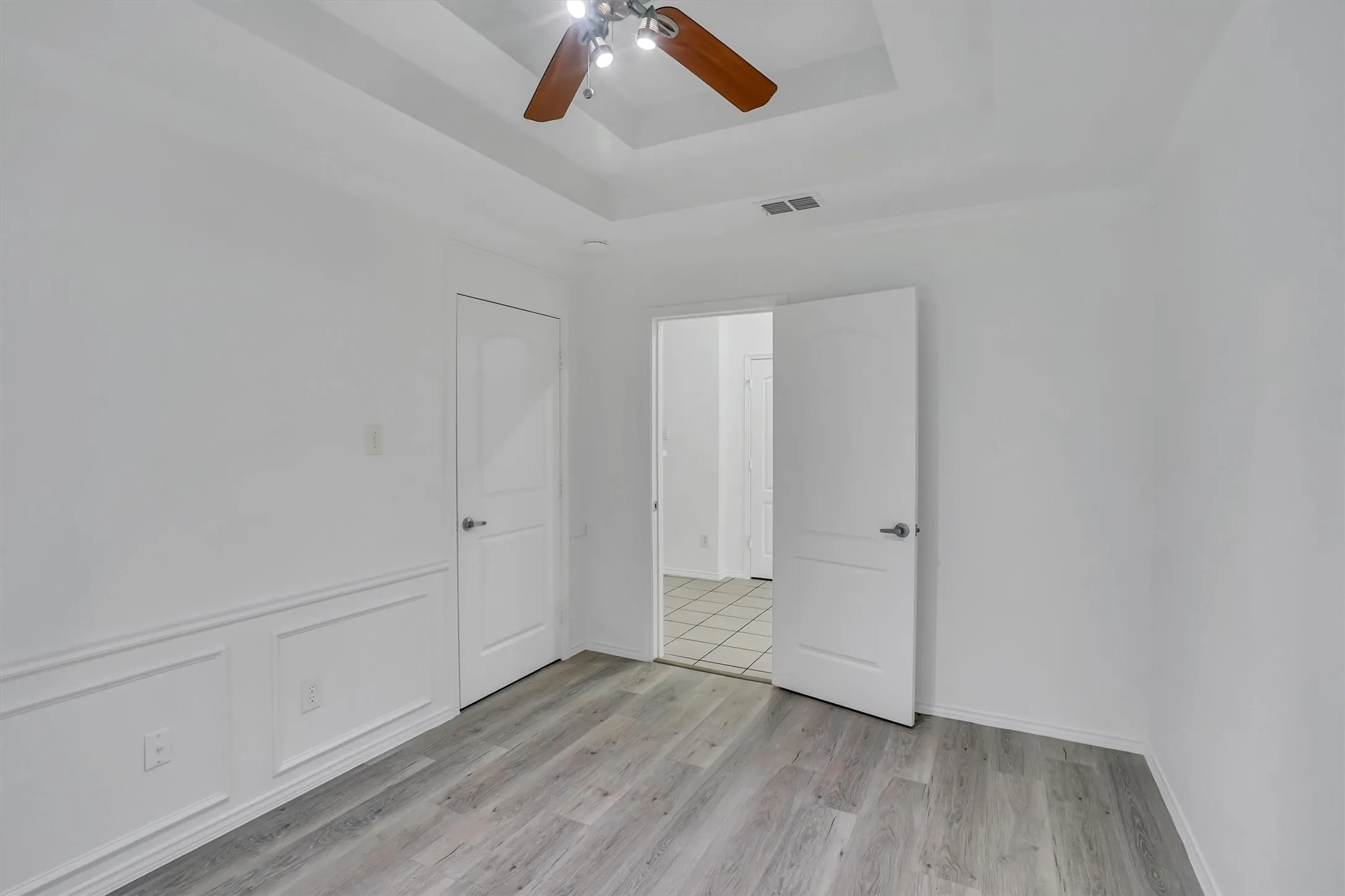 Single Family Residence For Sale in Tarrant County , 117 Fort Edward Drive, Arlington, Texas 76002, 5 Bedroom, 2 Bathroom, 2 Garage spaces, 2,284 Sqft, built in 2001, mls#21361436, Real Estate Agent in Arlington, Homes For Sale in Tarrant county, Homes For Sale in Arlington, Realtor in Arlington Texas, Real Estate Brokerage Independent Realty Texas, Luminita Cordes Realtor