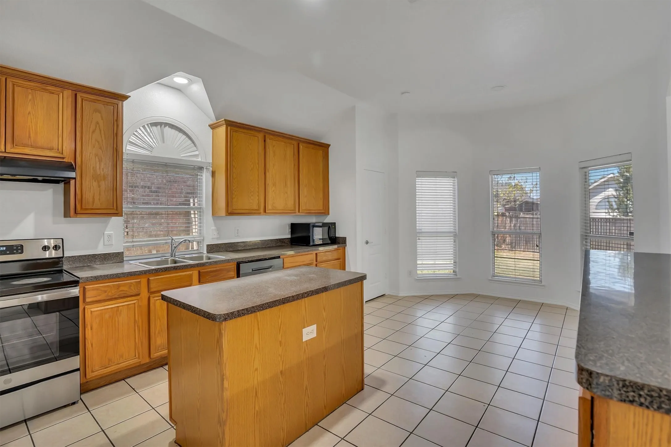 Single Family Residence For Sale in Tarrant County , 117 Fort Edward Drive, Arlington, Texas 76002, 5 Bedroom, 2 Bathroom, 2 Garage spaces, 2,284 Sqft, built in 2001, mls#21361436, Real Estate Agent in Arlington, Homes For Sale in Tarrant county, Homes For Sale in Arlington, Realtor in Arlington Texas, Real Estate Brokerage Independent Realty Texas, Luminita Cordes Realtor