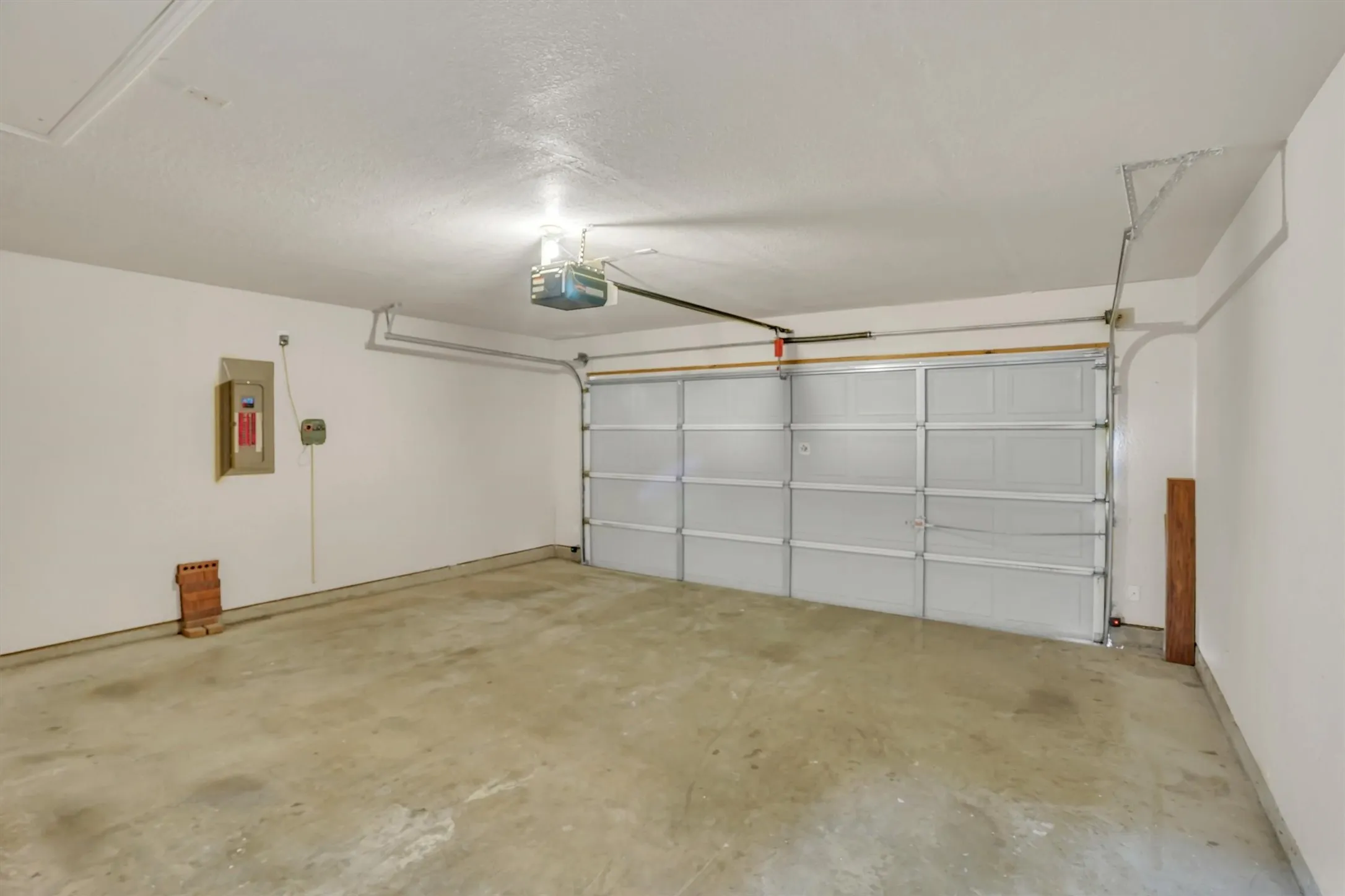 Single Family Residence For Sale in Tarrant County , 117 Fort Edward Drive, Arlington, Texas 76002, 5 Bedroom, 2 Bathroom, 2 Garage spaces, 2,284 Sqft, built in 2001, mls#21361436, Real Estate Agent in Arlington, Homes For Sale in Tarrant county, Homes For Sale in Arlington, Realtor in Arlington Texas, Real Estate Brokerage Independent Realty Texas, Luminita Cordes Realtor