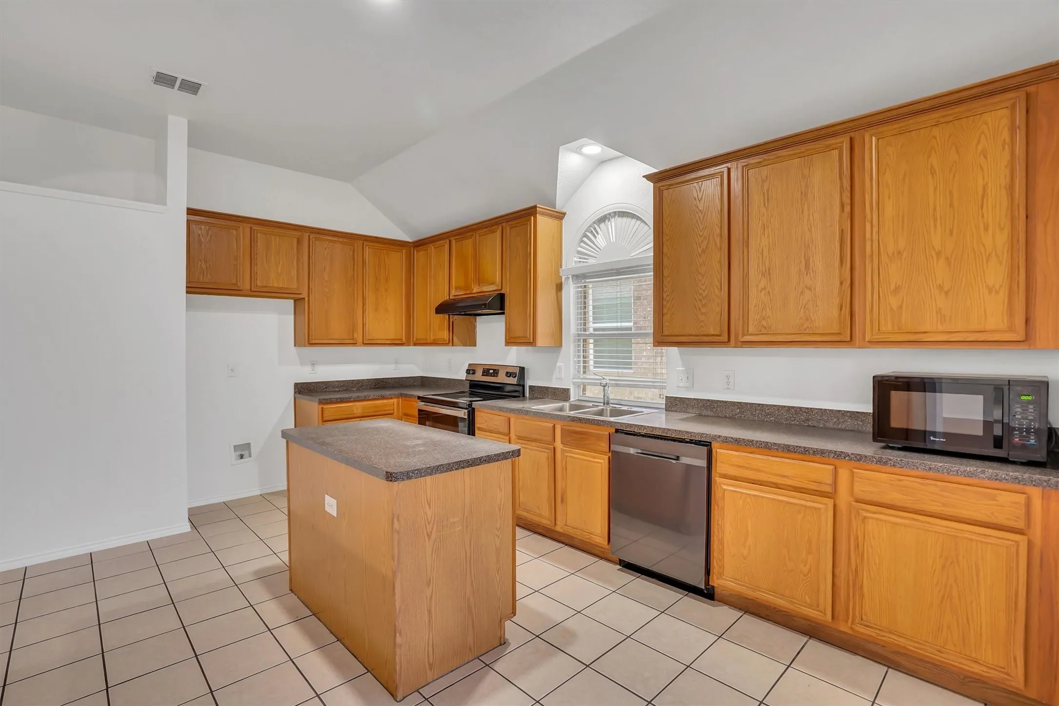 Single Family Residence For Sale in Tarrant County , 117 Fort Edward Drive, Arlington, Texas 76002, 5 Bedroom, 2 Bathroom, 2 Garage spaces, 2,284 Sqft, built in 2001, mls#21361436, Real Estate Agent in Arlington, Homes For Sale in Tarrant county, Homes For Sale in Arlington, Realtor in Arlington Texas, Real Estate Brokerage Independent Realty Texas, Luminita Cordes Realtor