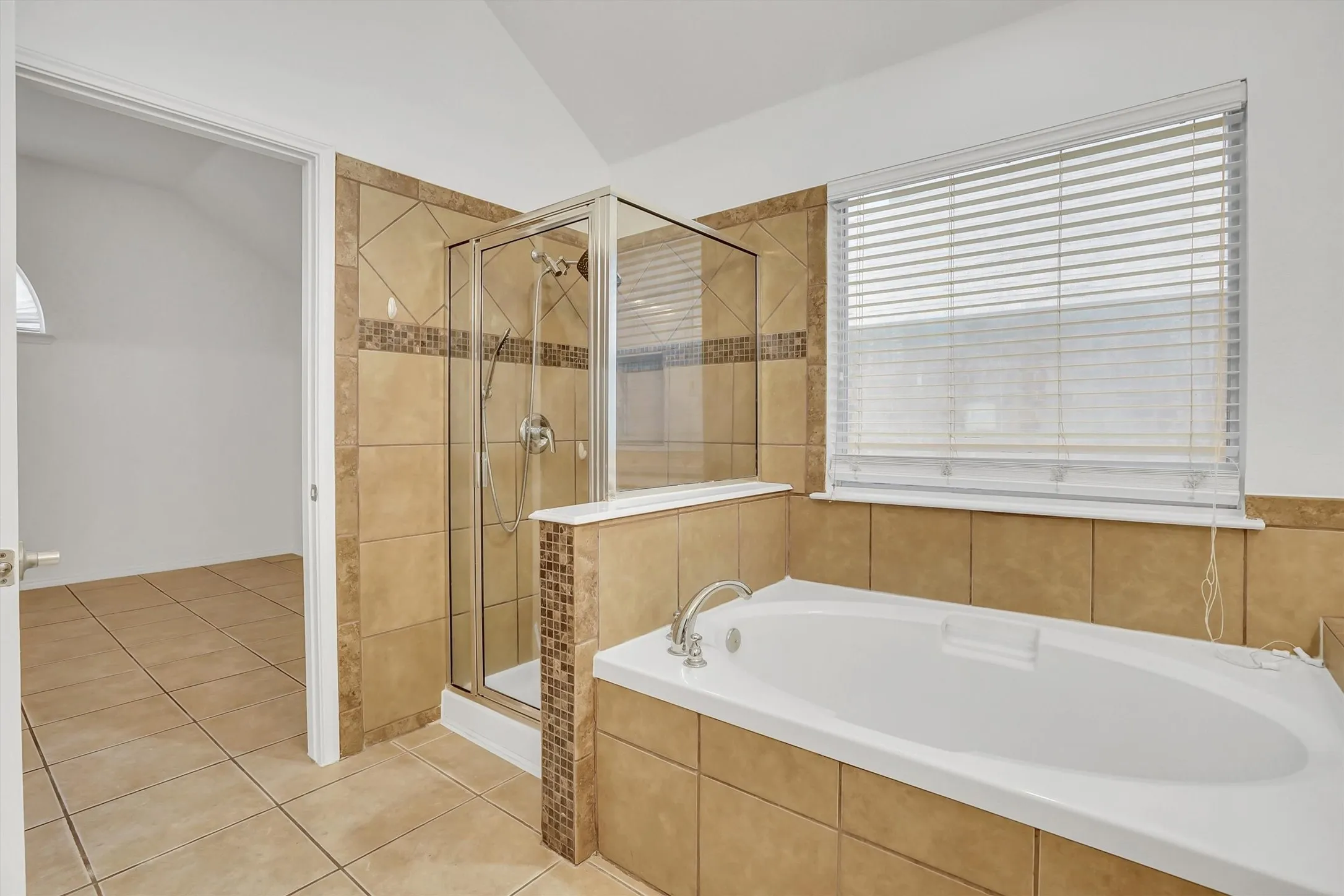 Single Family Residence For Sale in Tarrant County , 117 Fort Edward Drive, Arlington, Texas 76002, 5 Bedroom, 2 Bathroom, 2 Garage spaces, 2,284 Sqft, built in 2001, mls#21361436, Real Estate Agent in Arlington, Homes For Sale in Tarrant county, Homes For Sale in Arlington, Realtor in Arlington Texas, Real Estate Brokerage Independent Realty Texas, Luminita Cordes Realtor