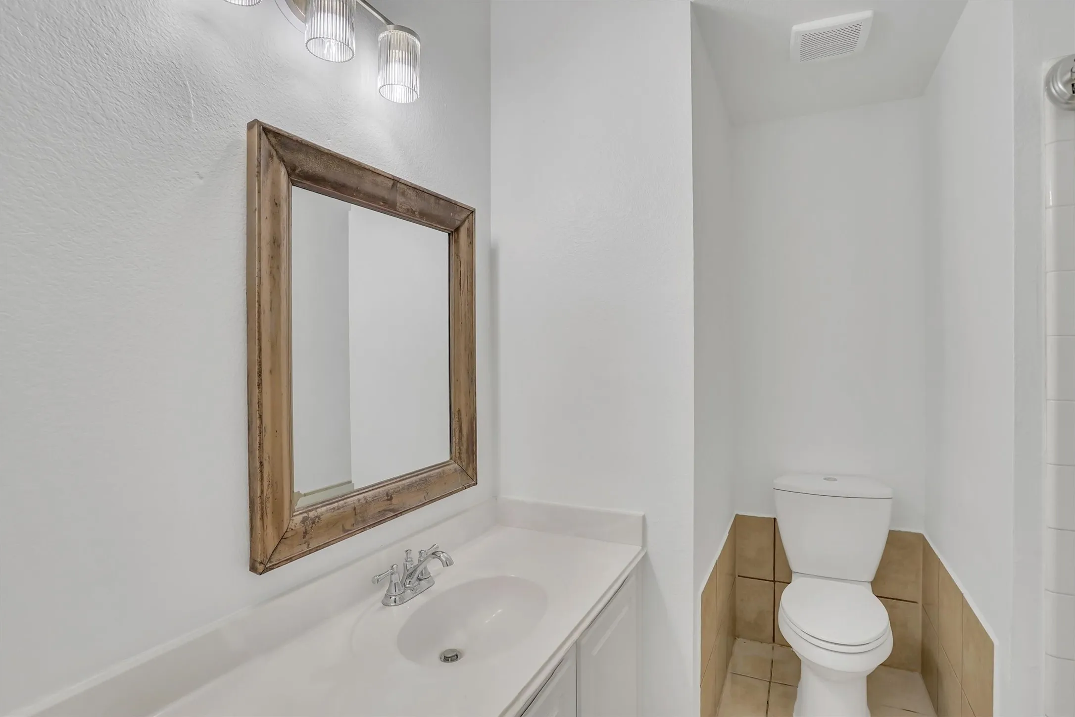Single Family Residence For Sale in Tarrant County , 117 Fort Edward Drive, Arlington, Texas 76002, 5 Bedroom, 2 Bathroom, 2 Garage spaces, 2,284 Sqft, built in 2001, mls#21361436, Real Estate Agent in Arlington, Homes For Sale in Tarrant county, Homes For Sale in Arlington, Realtor in Arlington Texas, Real Estate Brokerage Independent Realty Texas, Luminita Cordes Realtor