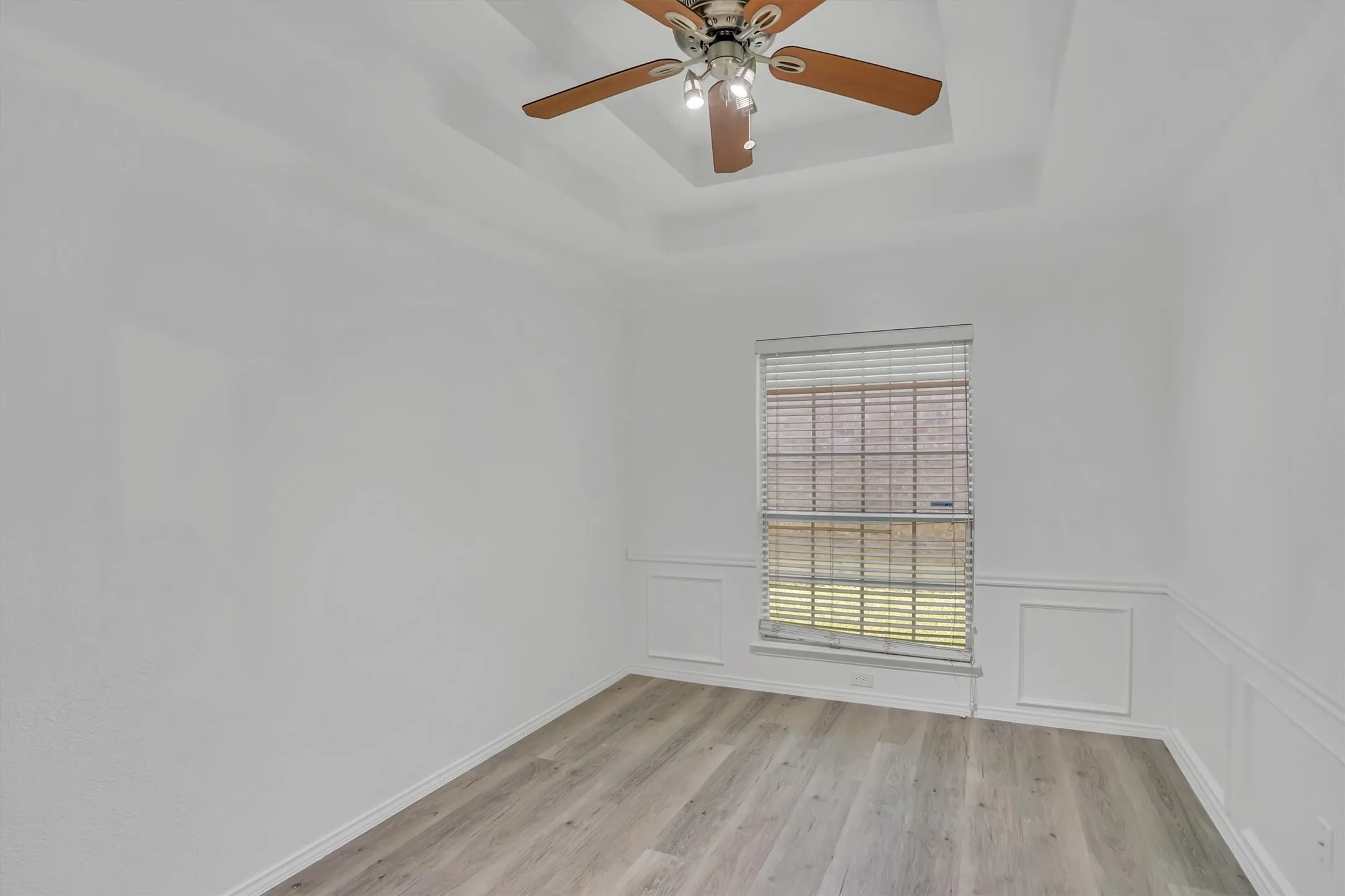 Single Family Residence For Sale in Tarrant County , 117 Fort Edward Drive, Arlington, Texas 76002, 5 Bedroom, 2 Bathroom, 2 Garage spaces, 2,284 Sqft, built in 2001, mls#21361436, Real Estate Agent in Arlington, Homes For Sale in Tarrant county, Homes For Sale in Arlington, Realtor in Arlington Texas, Real Estate Brokerage Independent Realty Texas, Luminita Cordes Realtor