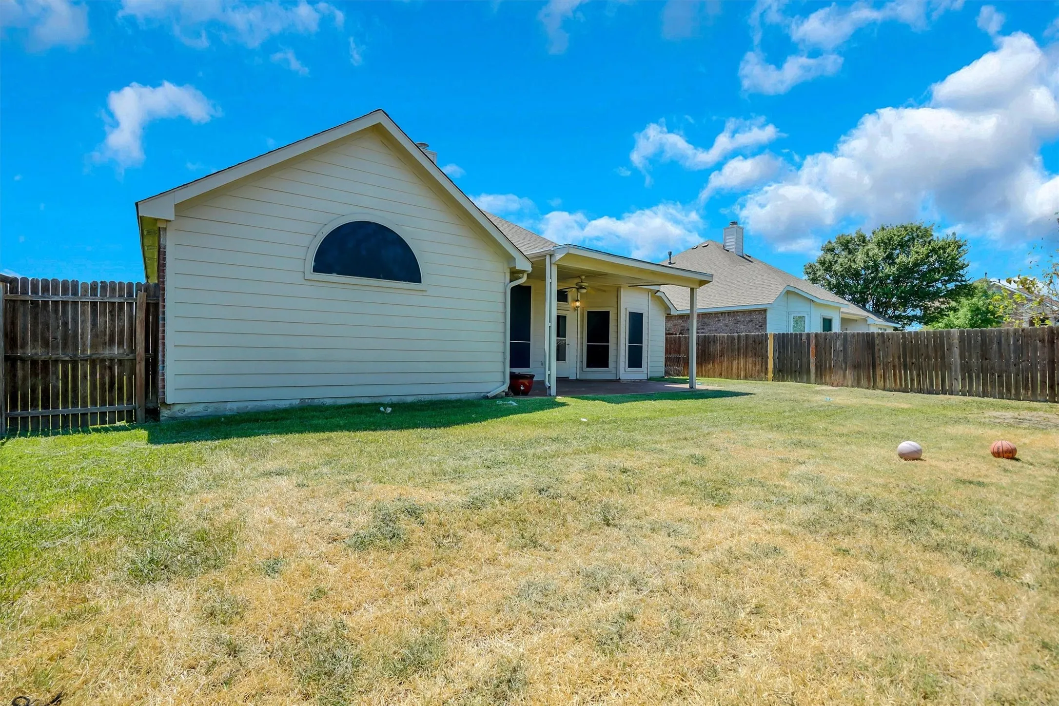Single Family Residence For Sale in Tarrant County , 117 Fort Edward Drive, Arlington, Texas 76002, 5 Bedroom, 2 Bathroom, 2 Garage spaces, 2,284 Sqft, built in 2001, mls#21361436, Real Estate Agent in Arlington, Homes For Sale in Tarrant county, Homes For Sale in Arlington, Realtor in Arlington Texas, Real Estate Brokerage Independent Realty Texas, Luminita Cordes Realtor