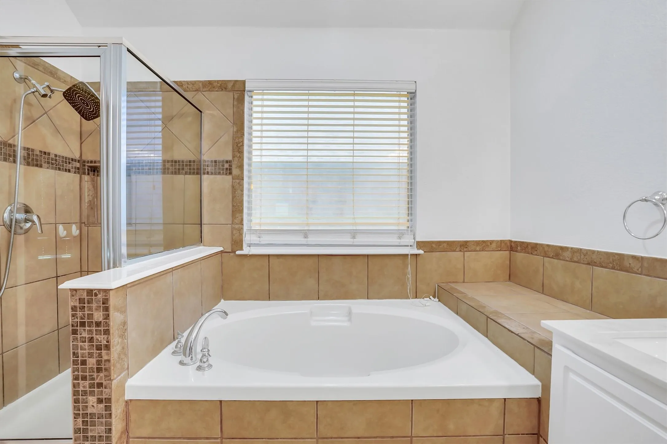 Single Family Residence For Sale in Tarrant County , 117 Fort Edward Drive, Arlington, Texas 76002, 5 Bedroom, 2 Bathroom, 2 Garage spaces, 2,284 Sqft, built in 2001, mls#21361436, Real Estate Agent in Arlington, Homes For Sale in Tarrant county, Homes For Sale in Arlington, Realtor in Arlington Texas, Real Estate Brokerage Independent Realty Texas, Luminita Cordes Realtor