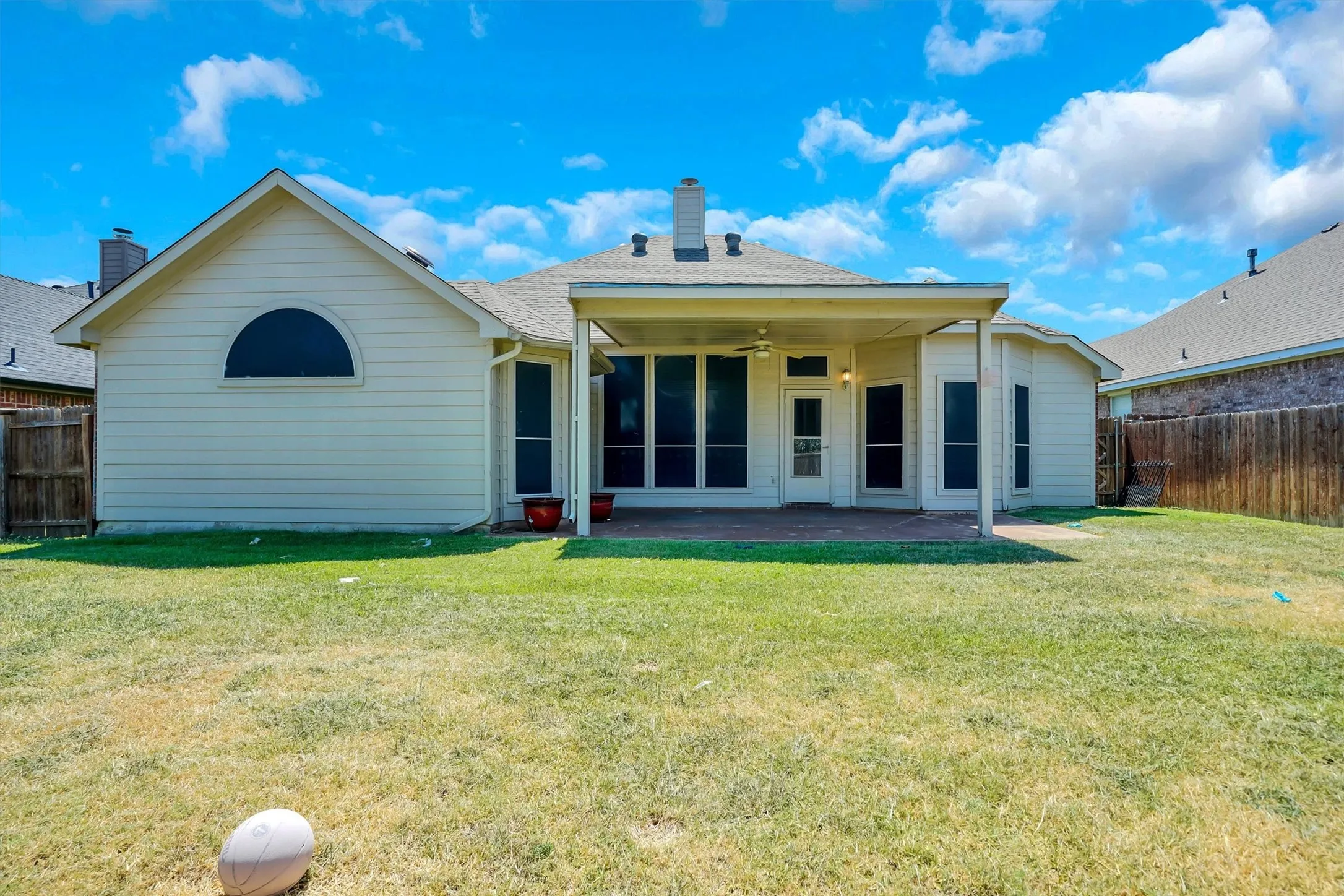 Single Family Residence For Sale in Tarrant County , 117 Fort Edward Drive, Arlington, Texas 76002, 5 Bedroom, 2 Bathroom, 2 Garage spaces, 2,284 Sqft, built in 2001, mls#21361436, Real Estate Agent in Arlington, Homes For Sale in Tarrant county, Homes For Sale in Arlington, Realtor in Arlington Texas, Real Estate Brokerage Independent Realty Texas, Luminita Cordes Realtor
