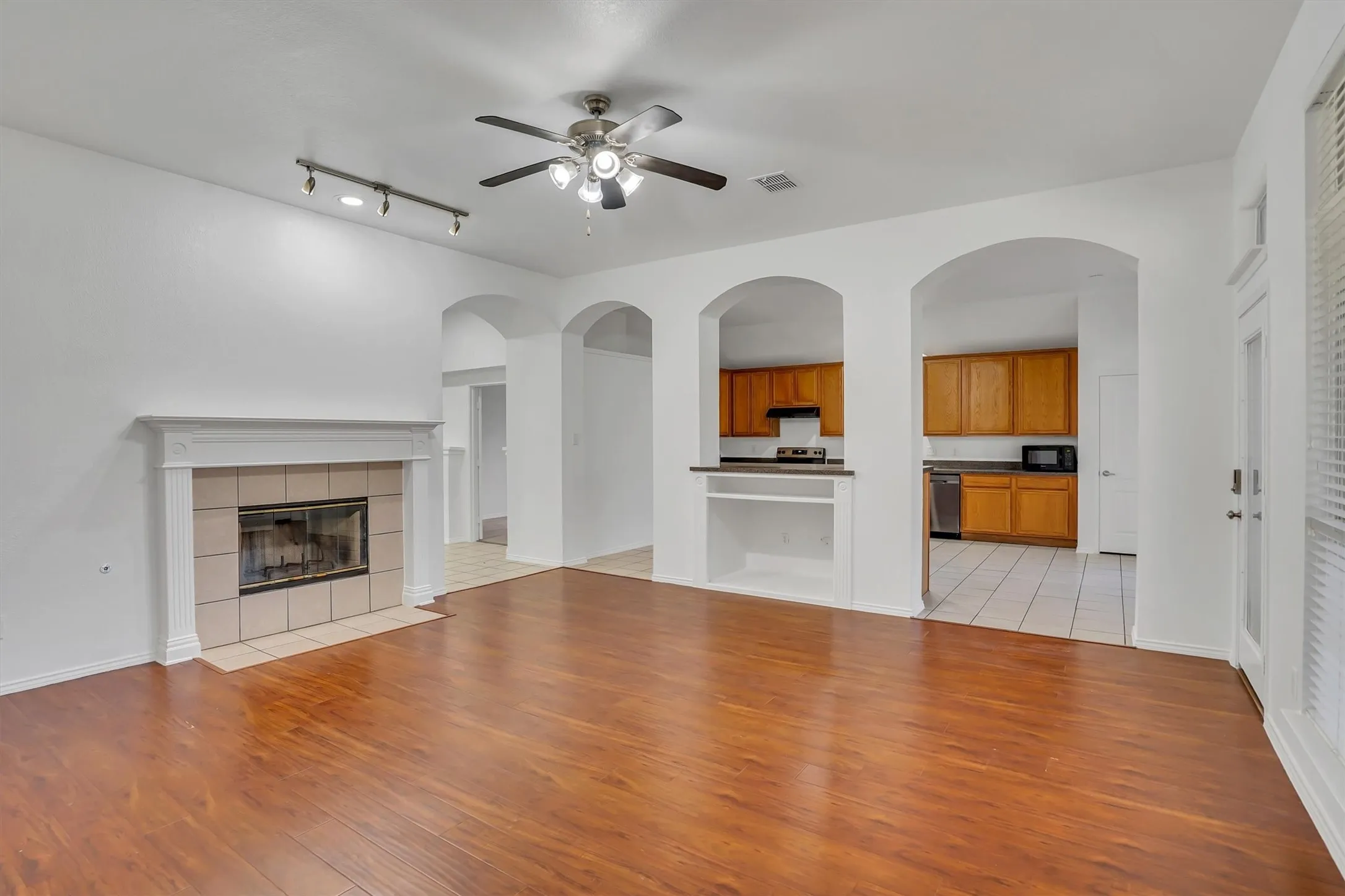 Single Family Residence For Sale in Tarrant County , 117 Fort Edward Drive, Arlington, Texas 76002, 5 Bedroom, 2 Bathroom, 2 Garage spaces, 2,284 Sqft, built in 2001, mls#21361436, Real Estate Agent in Arlington, Homes For Sale in Tarrant county, Homes For Sale in Arlington, Realtor in Arlington Texas, Real Estate Brokerage Independent Realty Texas, Luminita Cordes Realtor