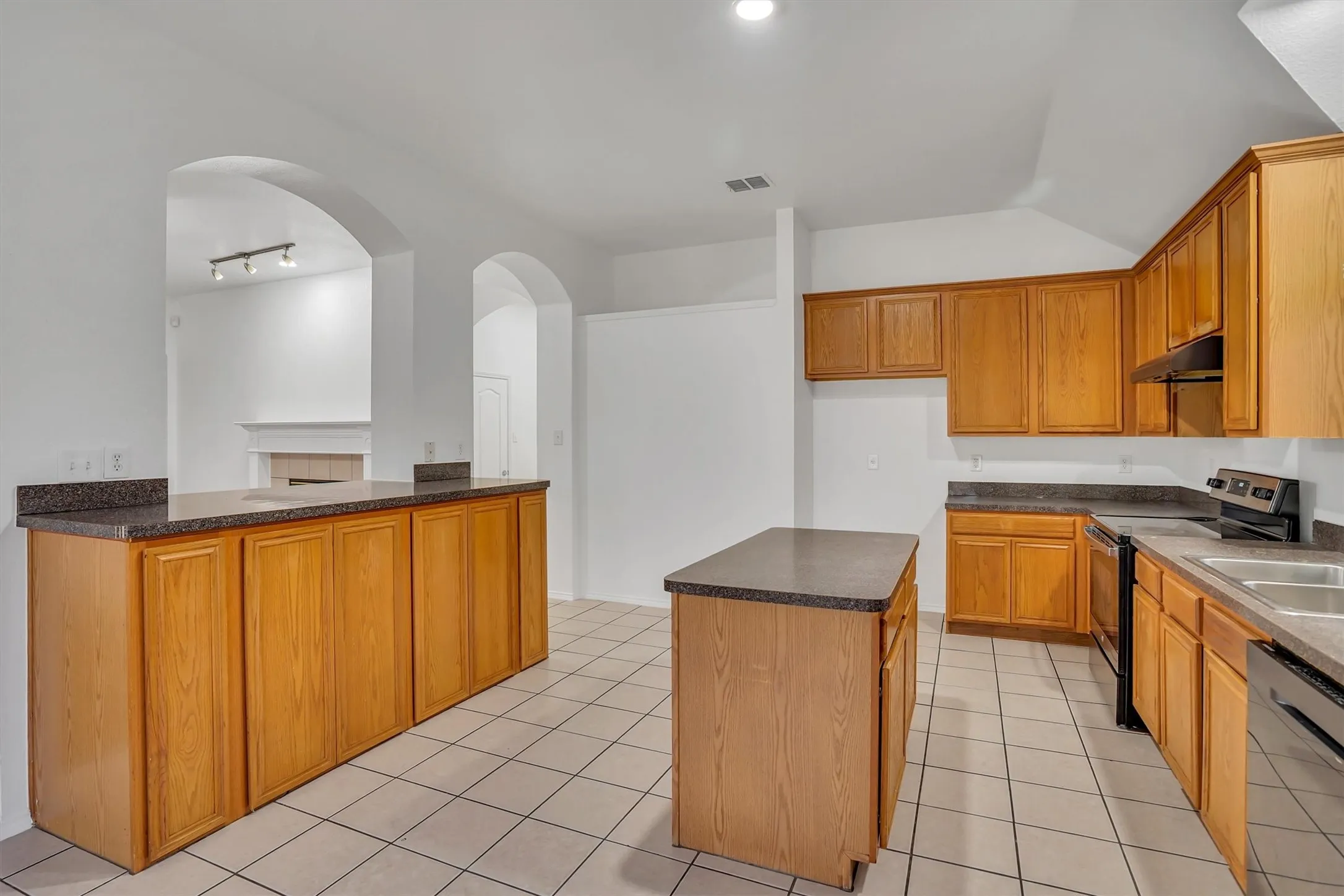 Single Family Residence For Sale in Tarrant County , 117 Fort Edward Drive, Arlington, Texas 76002, 5 Bedroom, 2 Bathroom, 2 Garage spaces, 2,284 Sqft, built in 2001, mls#21361436, Real Estate Agent in Arlington, Homes For Sale in Tarrant county, Homes For Sale in Arlington, Realtor in Arlington Texas, Real Estate Brokerage Independent Realty Texas, Luminita Cordes Realtor
