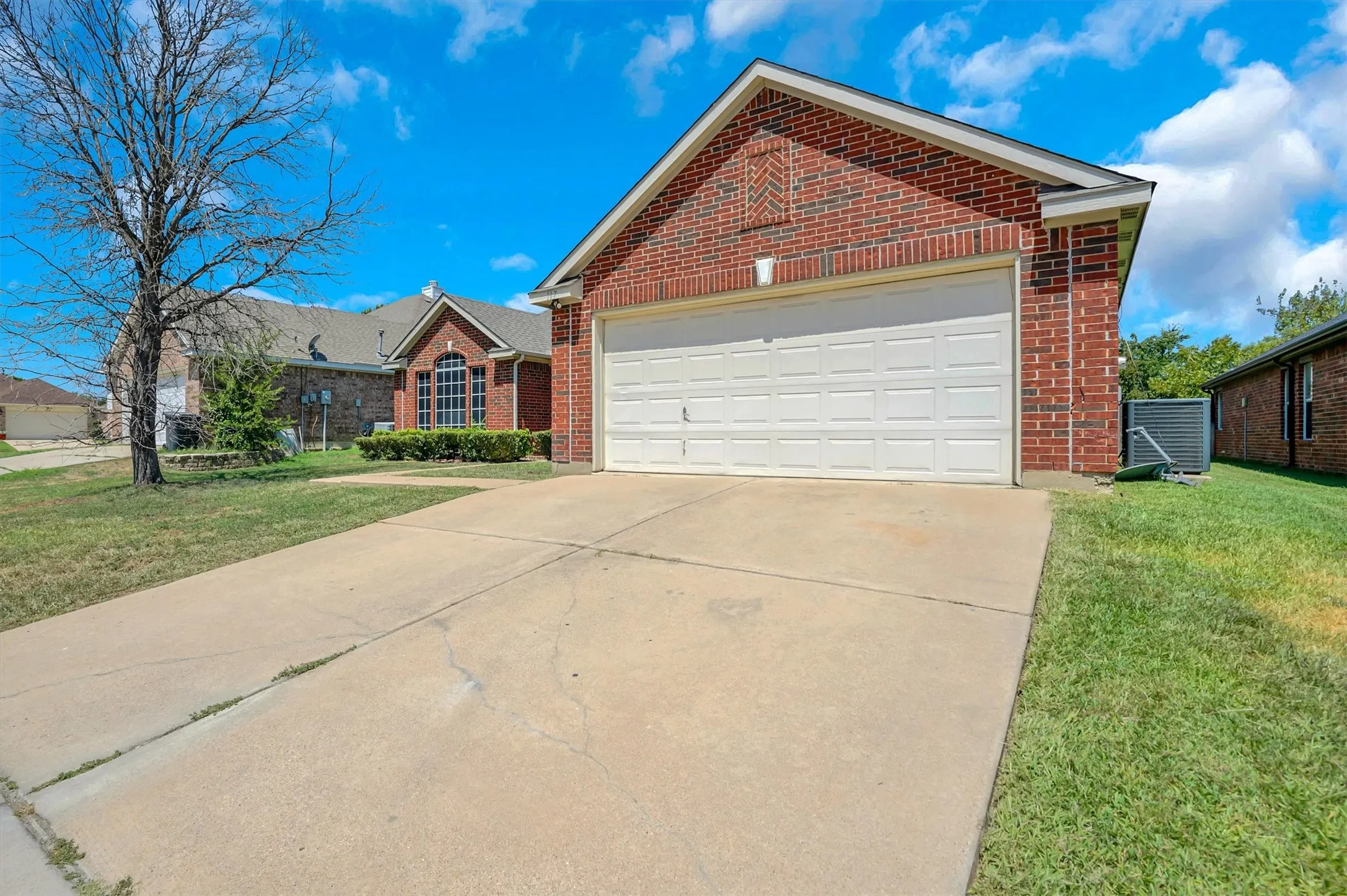 Single Family Residence For Sale in Tarrant County , 117 Fort Edward Drive, Arlington, Texas 76002, 5 Bedroom, 2 Bathroom, 2 Garage spaces, 2,284 Sqft, built in 2001, mls#21361436, Real Estate Agent in Arlington, Homes For Sale in Tarrant county, Homes For Sale in Arlington, Realtor in Arlington Texas, Real Estate Brokerage Independent Realty Texas, Luminita Cordes Realtor