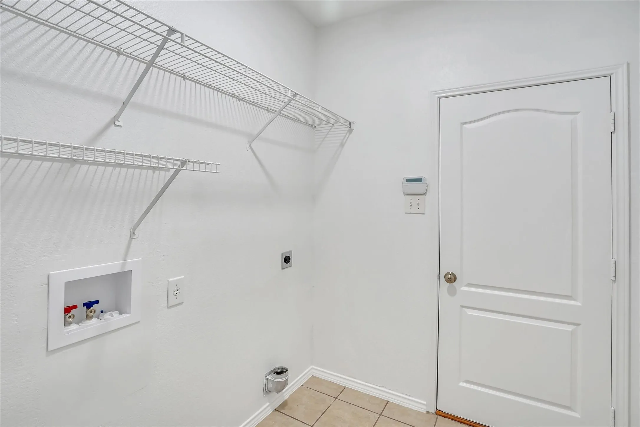 Single Family Residence For Sale in Tarrant County , 117 Fort Edward Drive, Arlington, Texas 76002, 5 Bedroom, 2 Bathroom, 2 Garage spaces, 2,284 Sqft, built in 2001, mls#21361436, Real Estate Agent in Arlington, Homes For Sale in Tarrant county, Homes For Sale in Arlington, Realtor in Arlington Texas, Real Estate Brokerage Independent Realty Texas, Luminita Cordes Realtor
