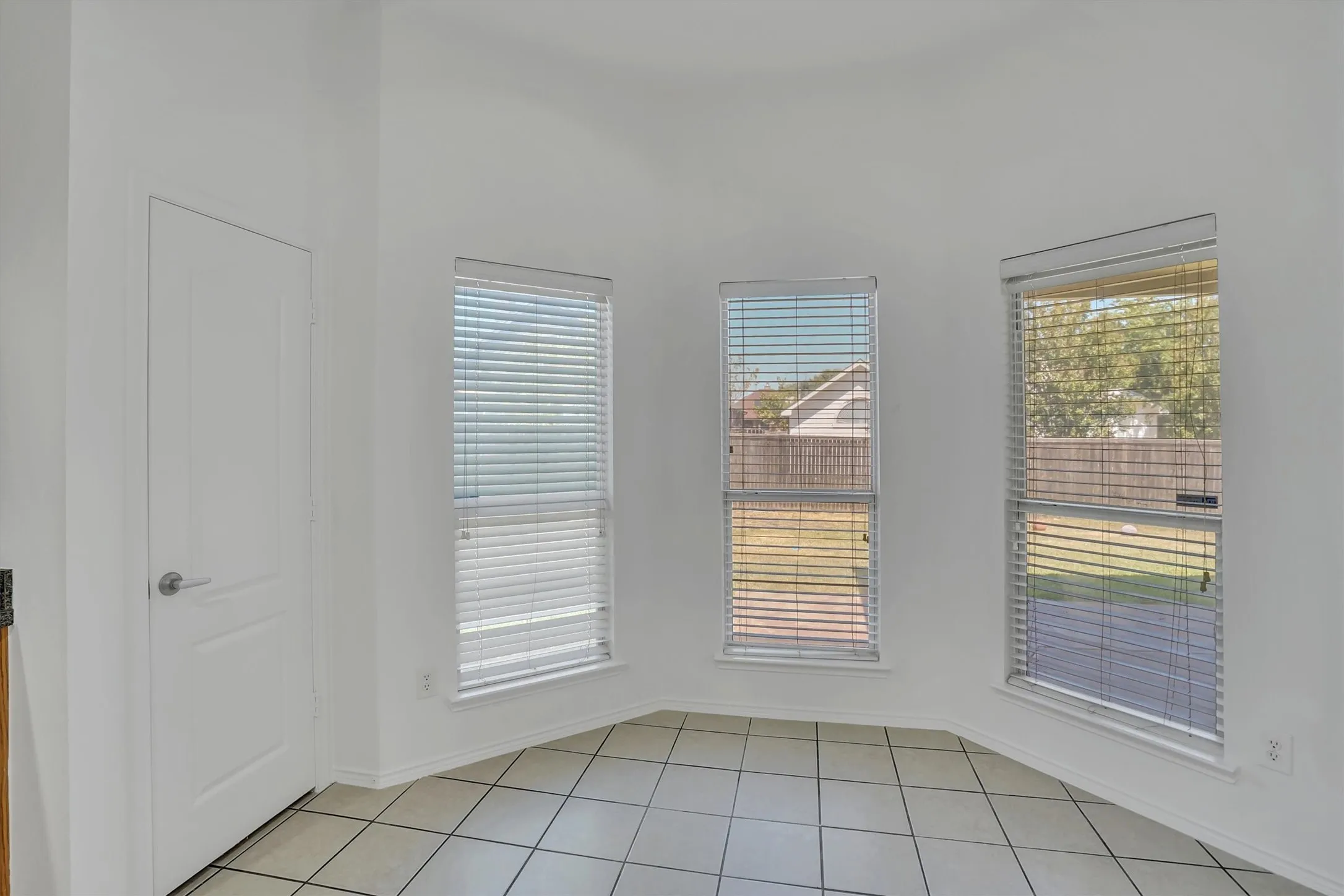 Single Family Residence For Sale in Tarrant County , 117 Fort Edward Drive, Arlington, Texas 76002, 5 Bedroom, 2 Bathroom, 2 Garage spaces, 2,284 Sqft, built in 2001, mls#21361436, Real Estate Agent in Arlington, Homes For Sale in Tarrant county, Homes For Sale in Arlington, Realtor in Arlington Texas, Real Estate Brokerage Independent Realty Texas, Luminita Cordes Realtor