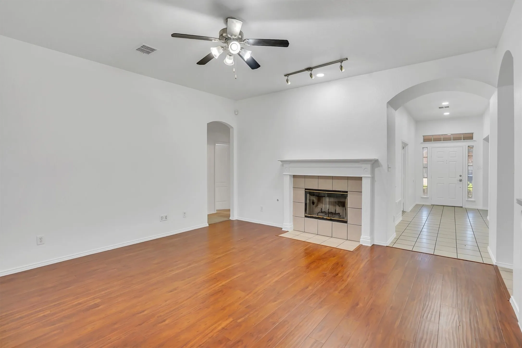Single Family Residence For Sale in Tarrant County , 117 Fort Edward Drive, Arlington, Texas 76002, 5 Bedroom, 2 Bathroom, 2 Garage spaces, 2,284 Sqft, built in 2001, mls#21361436, Real Estate Agent in Arlington, Homes For Sale in Tarrant county, Homes For Sale in Arlington, Realtor in Arlington Texas, Real Estate Brokerage Independent Realty Texas, Luminita Cordes Realtor