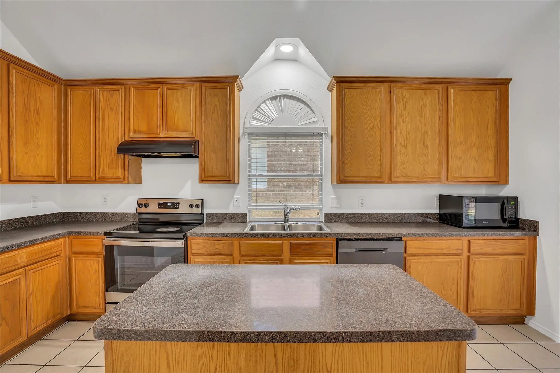 Single Family Residence For Sale in Tarrant County , 117 Fort Edward Drive, Arlington, Texas 76002, 5 Bedroom, 2 Bathroom, 2 Garage spaces, 2,284 Sqft, built in 2001, mls#21361436, Real Estate Agent in Arlington, Homes For Sale in Tarrant county, Homes For Sale in Arlington, Realtor in Arlington Texas, Real Estate Brokerage Independent Realty Texas, Luminita Cordes Realtor