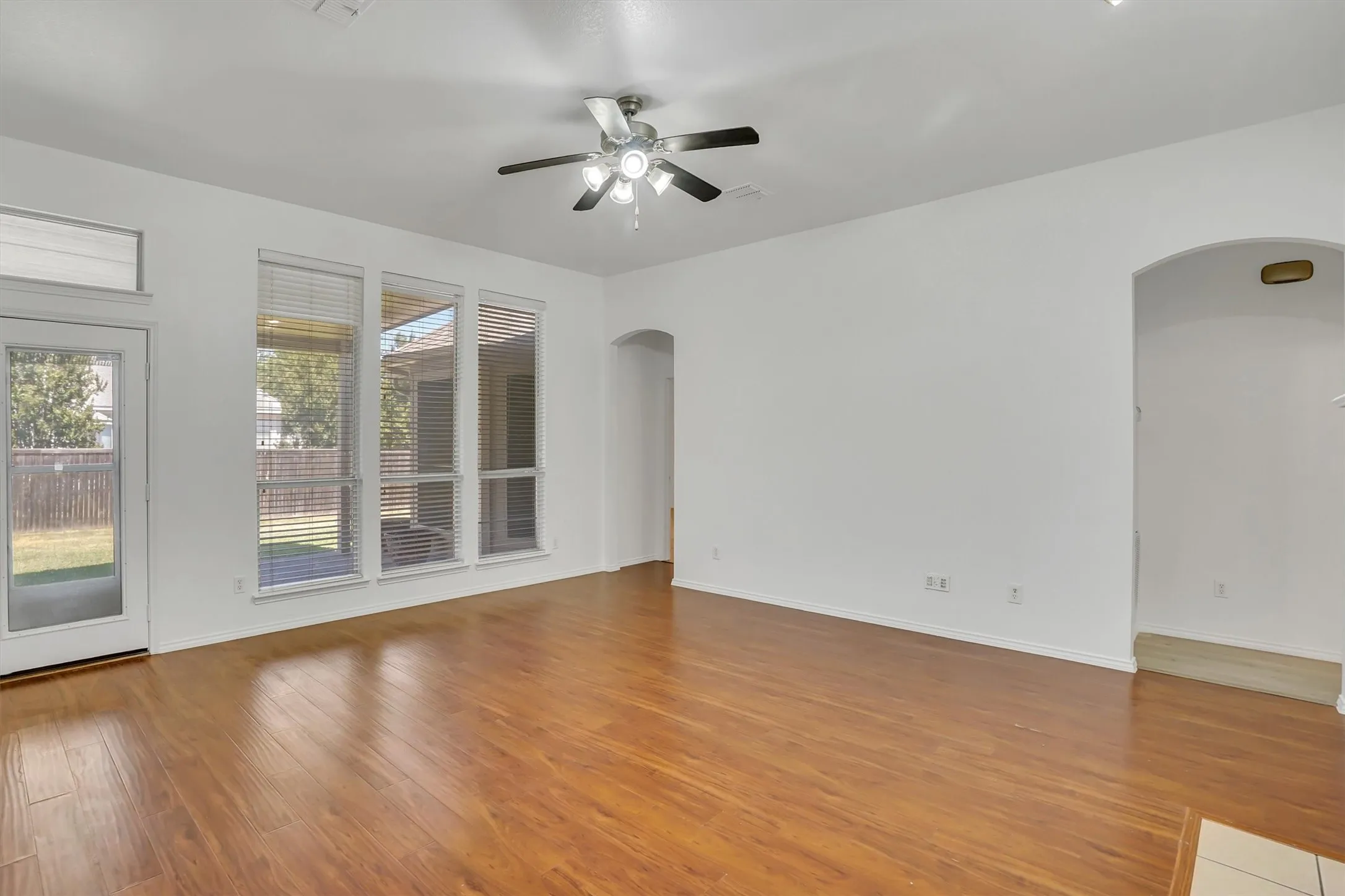 Single Family Residence For Sale in Tarrant County , 117 Fort Edward Drive, Arlington, Texas 76002, 5 Bedroom, 2 Bathroom, 2 Garage spaces, 2,284 Sqft, built in 2001, mls#21361436, Real Estate Agent in Arlington, Homes For Sale in Tarrant county, Homes For Sale in Arlington, Realtor in Arlington Texas, Real Estate Brokerage Independent Realty Texas, Luminita Cordes Realtor