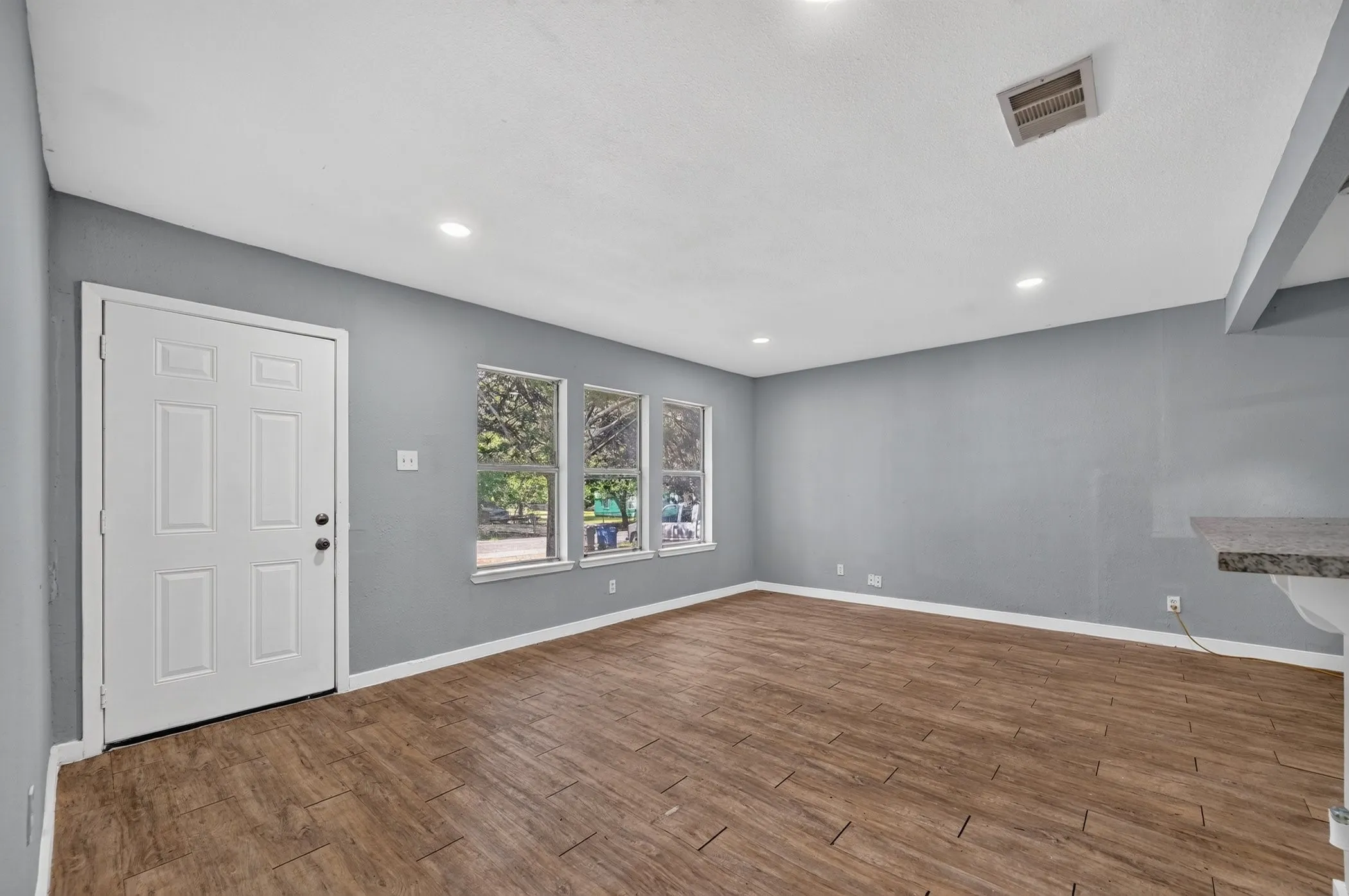 Single Family Residence For Rent in Dallas County , 8323 Lapanto Lane, Dallas, Texas 75227, 3 Bedroom, 2 Bathroom, Garage spaces, 1,013 Sqft, built in 1947, mls#21361449, Real Estate Agent in Dallas, Homes For Rent in Dallas county, Homes For Rent in Dallas, Realtor in Dallas Texas, Real Estate Brokerage Independent Realty Texas, Luminita Cordes Realtor