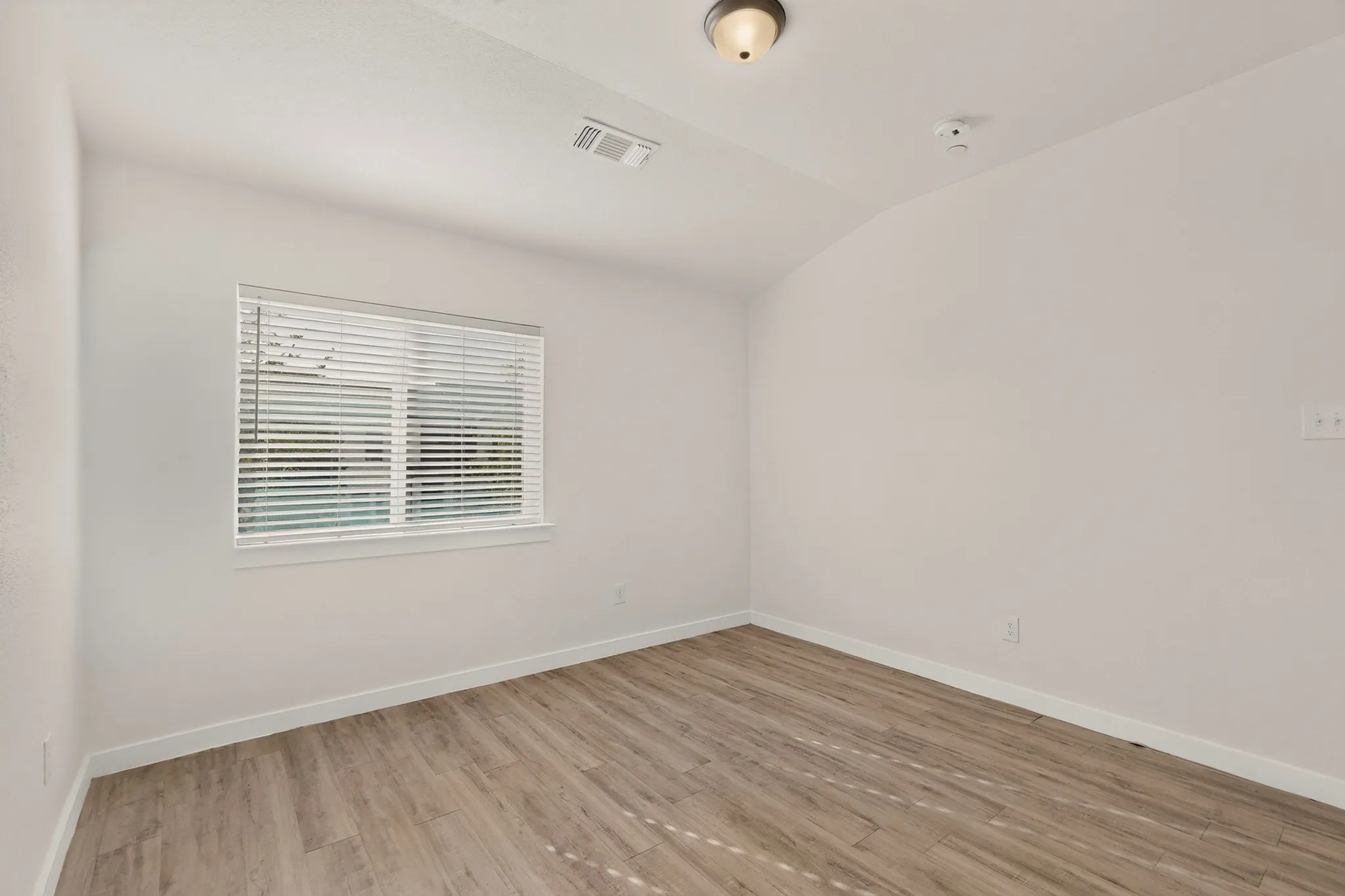 Townhouse For Rent in Collin County , 1300 Pebblebrook Drive, Mc Kinney, Texas 75071, 4 Bedroom, 3 Bathroom, 2 Garage spaces, 1,900 Sqft, built in 2021, mls#21360828, Real Estate Agent in Mc Kinney, Homes For Rent in Collin county, Homes For Rent in Mc Kinney, Realtor in Mc Kinney Texas, Real Estate Brokerage Independent Realty Texas, Luminita Cordes Realtor