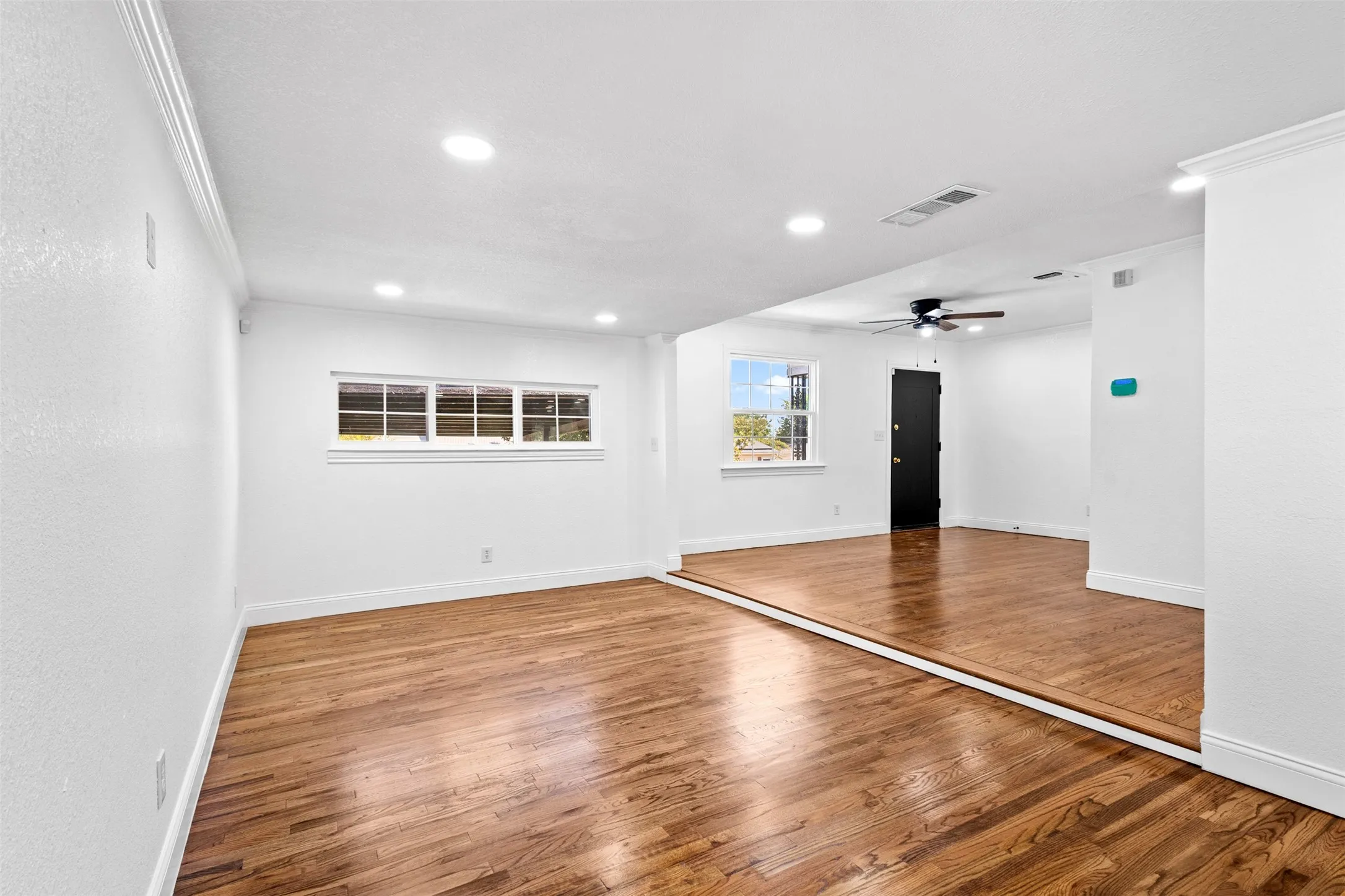 Single Family Residence For Sale in Tarrant County , 1100 E Bowie Street, Fort Worth, Texas 76104, 3 Bedroom, 2 Bathroom, Garage spaces, 1,413 Sqft, built in 1955, mls#21349458, Real Estate Agent in Fort Worth, Homes For Sale in Tarrant county, Homes For Sale in Fort Worth, Realtor in Fort Worth Texas, Real Estate Brokerage Independent Realty Texas, Luminita Cordes Realtor