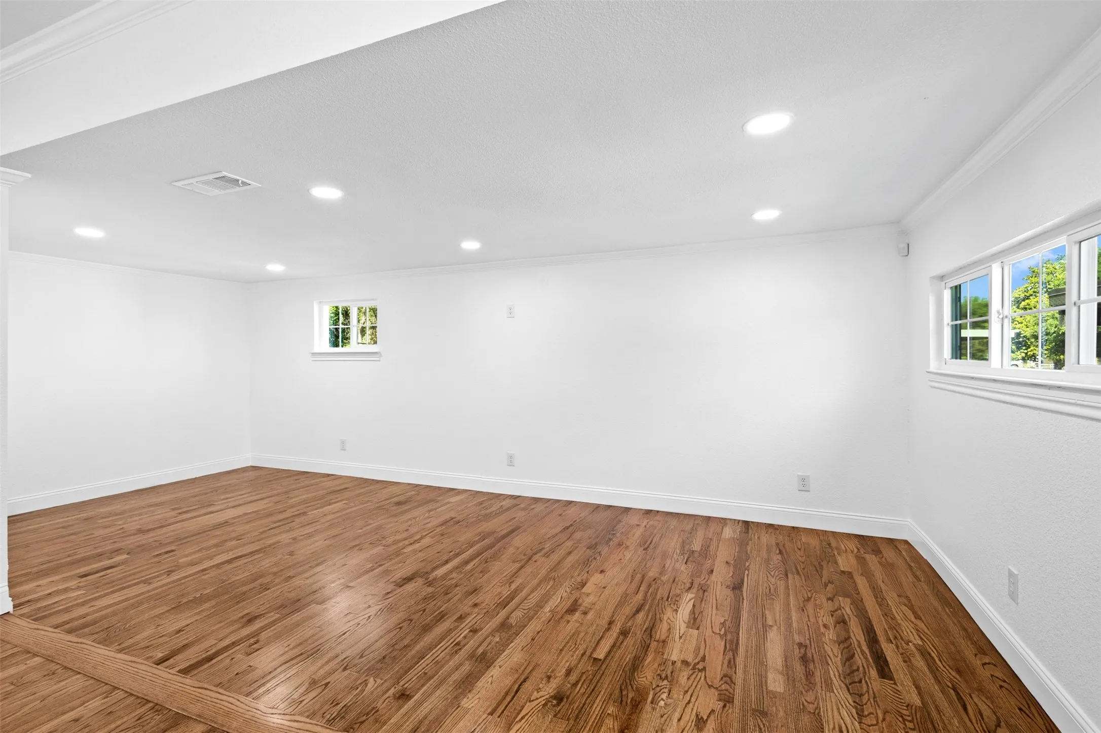 Single Family Residence For Sale in Tarrant County , 1100 E Bowie Street, Fort Worth, Texas 76104, 3 Bedroom, 2 Bathroom, Garage spaces, 1,413 Sqft, built in 1955, mls#21349458, Real Estate Agent in Fort Worth, Homes For Sale in Tarrant county, Homes For Sale in Fort Worth, Realtor in Fort Worth Texas, Real Estate Brokerage Independent Realty Texas, Luminita Cordes Realtor