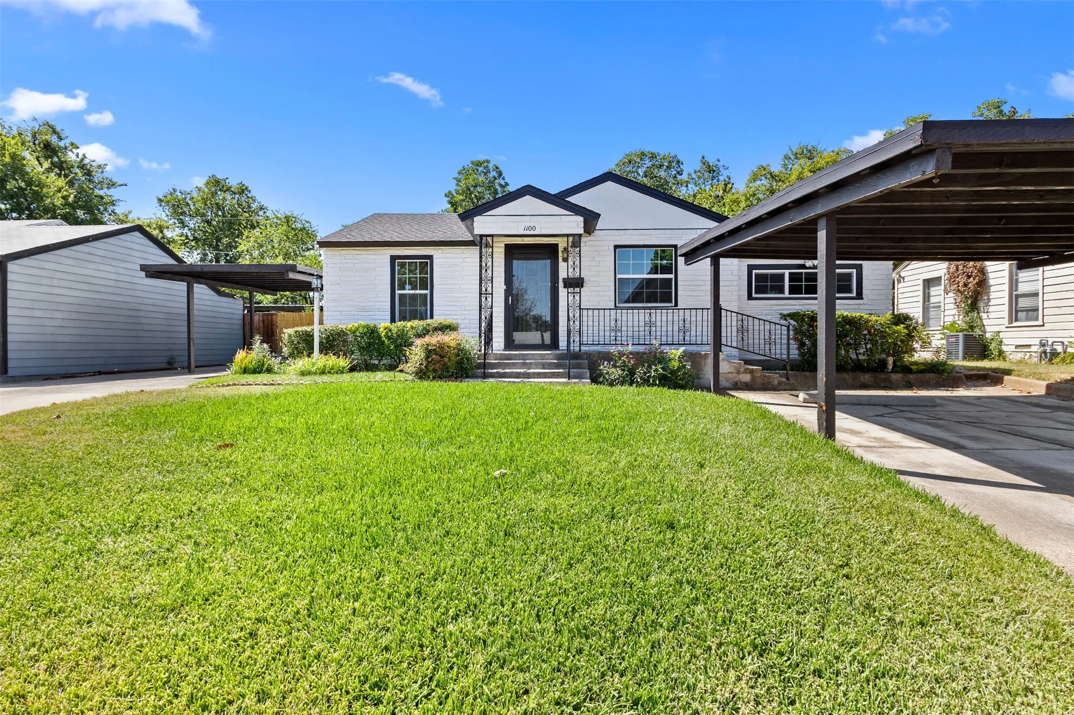 Single Family Residence For Sale in Tarrant County , 1100 E Bowie Street, Fort Worth, Texas 76104, 3 Bedroom, 2 Bathroom, Garage spaces, 1,413 Sqft, built in 1955, mls#21349458, Real Estate Agent in Fort Worth, Homes For Sale in Tarrant county, Homes For Sale in Fort Worth, Realtor in Fort Worth Texas, Real Estate Brokerage Independent Realty Texas, Luminita Cordes Realtor