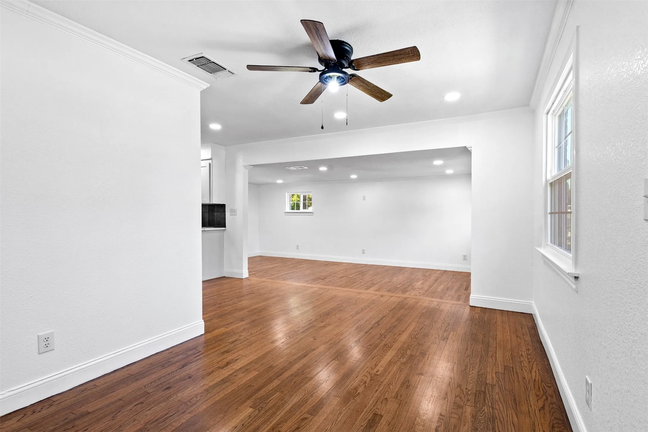 Single Family Residence For Sale in Tarrant County , 1100 E Bowie Street, Fort Worth, Texas 76104, 3 Bedroom, 2 Bathroom, Garage spaces, 1,413 Sqft, built in 1955, mls#21349458, Real Estate Agent in Fort Worth, Homes For Sale in Tarrant county, Homes For Sale in Fort Worth, Realtor in Fort Worth Texas, Real Estate Brokerage Independent Realty Texas, Luminita Cordes Realtor