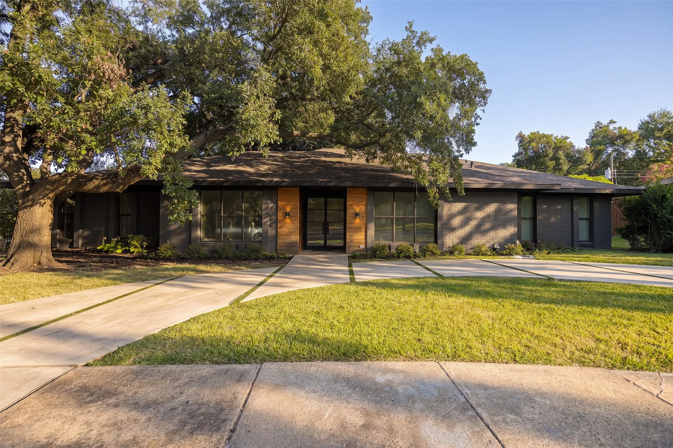 Single Family Residence For Sale in Dallas County , 7336 Lakehurst Avenue, Dallas, Texas 75230, 4 Bedroom, 4 Bathroom, 2 Garage spaces, 3,054 Sqft, built in 1968, mls#21342825, Real Estate Agent in Dallas, Homes For Sale in Dallas county, Homes For Sale in Dallas, Realtor in Dallas Texas, Real Estate Brokerage Independent Realty Texas, Luminita Cordes Realtor