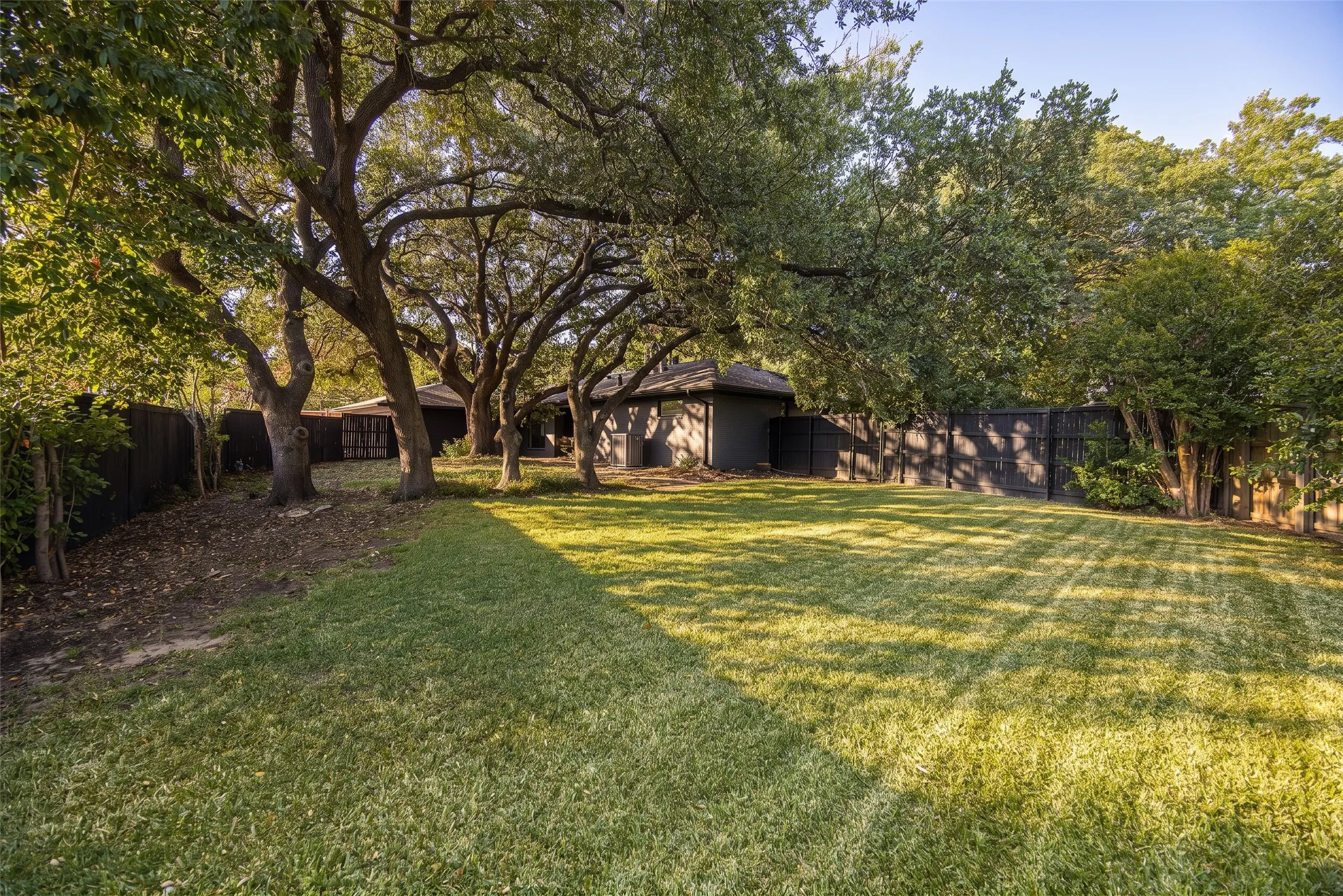 Single Family Residence For Sale in Dallas County , 7336 Lakehurst Avenue, Dallas, Texas 75230, 4 Bedroom, 4 Bathroom, 2 Garage spaces, 3,054 Sqft, built in 1968, mls#21342825, Real Estate Agent in Dallas, Homes For Sale in Dallas county, Homes For Sale in Dallas, Realtor in Dallas Texas, Real Estate Brokerage Independent Realty Texas, Luminita Cordes Realtor