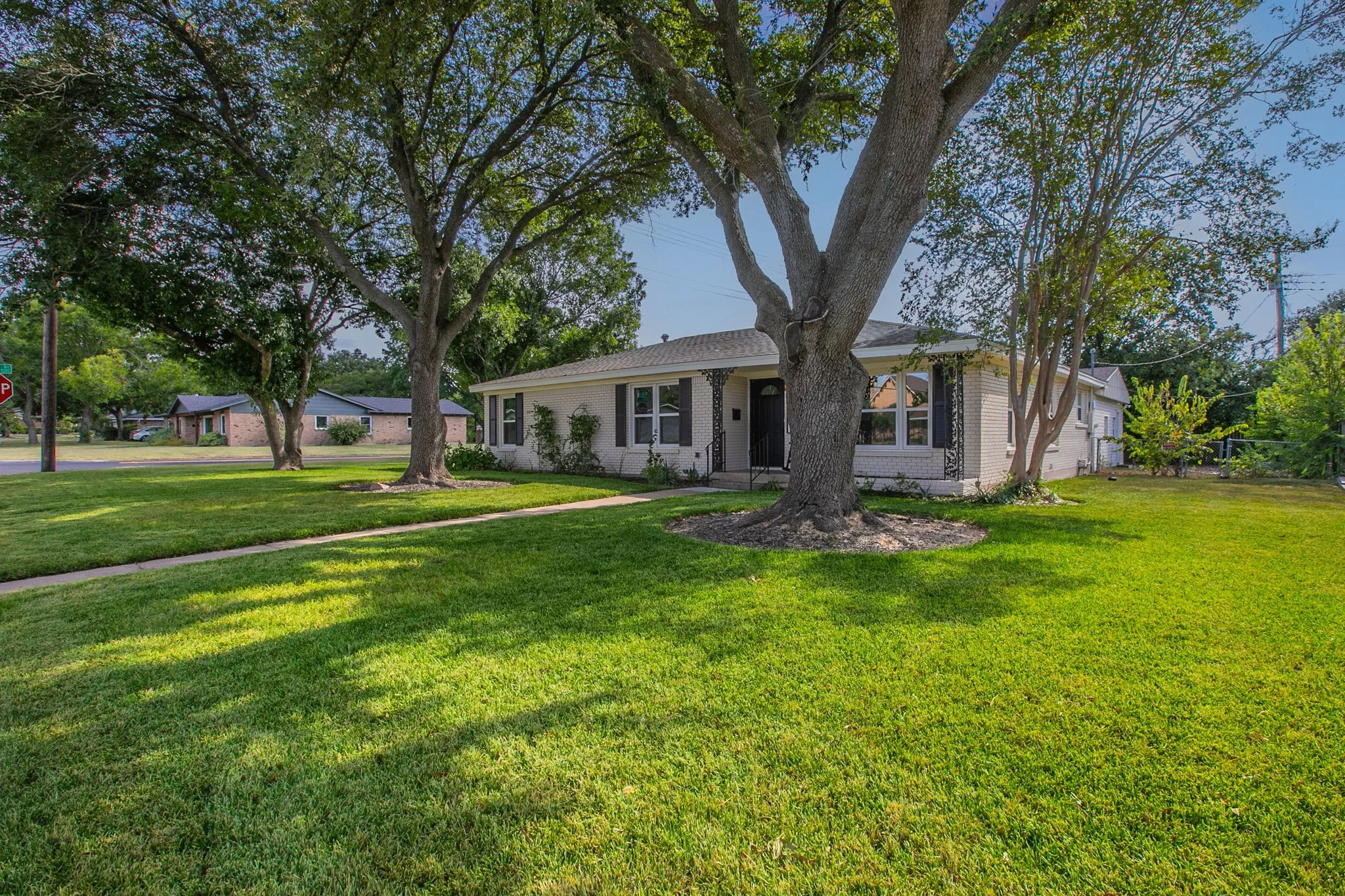 Single Family Residence For Sale in Mc Lennan County , 2200 N 52nd Street, Waco, Texas 76710, 3 Bedroom, 2 Bathroom, 2 Garage spaces, 1,647 Sqft, built in 1955, mls#21361473, Real Estate Agent in Waco, Homes For Sale in Mc Lennan county, Homes For Sale in Waco, Realtor in Waco Texas, Real Estate Brokerage Independent Realty Texas, Luminita Cordes Realtor