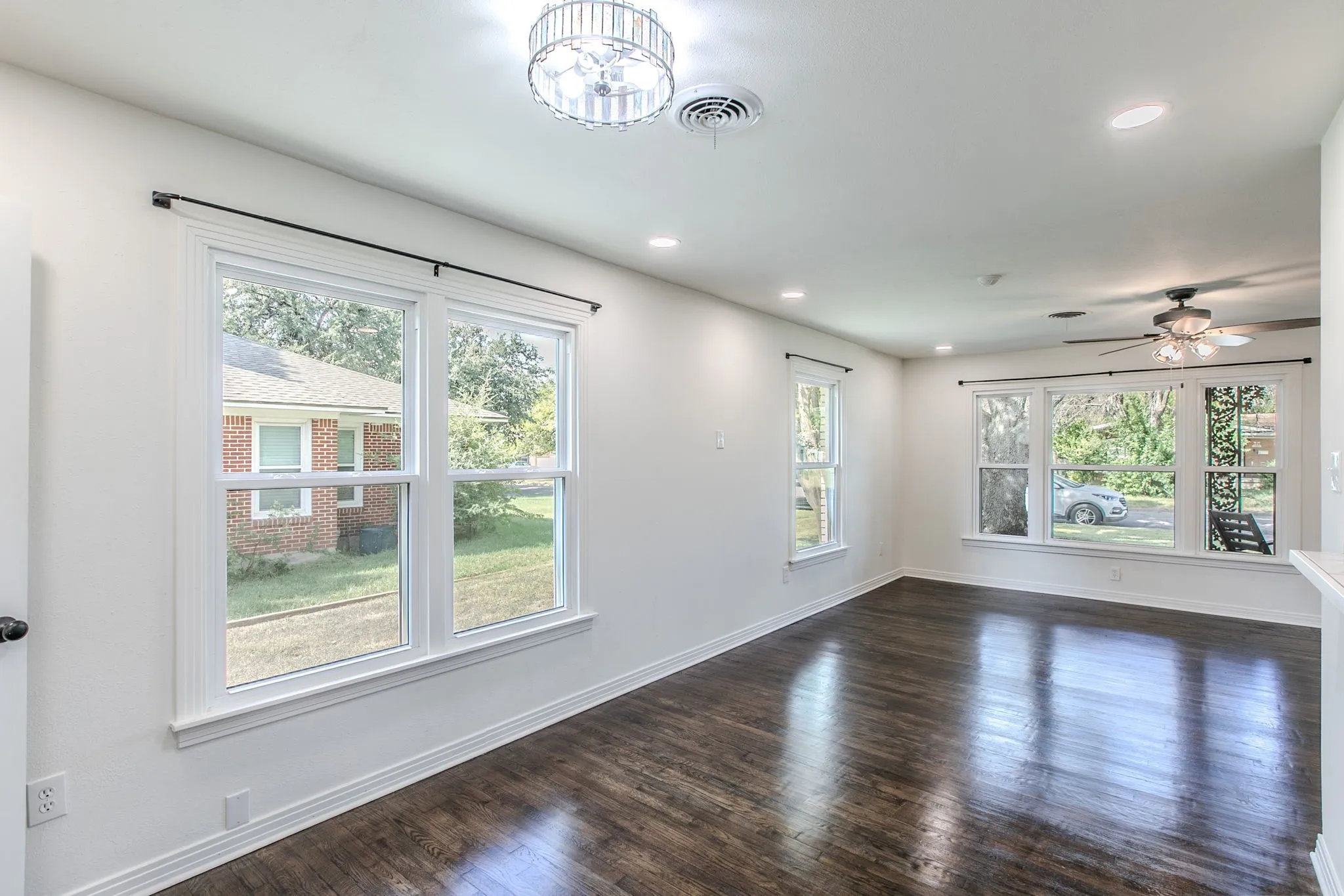 Single Family Residence For Sale in Mc Lennan County , 2200 N 52nd Street, Waco, Texas 76710, 3 Bedroom, 2 Bathroom, 2 Garage spaces, 1,647 Sqft, built in 1955, mls#21361473, Real Estate Agent in Waco, Homes For Sale in Mc Lennan county, Homes For Sale in Waco, Realtor in Waco Texas, Real Estate Brokerage Independent Realty Texas, Luminita Cordes Realtor