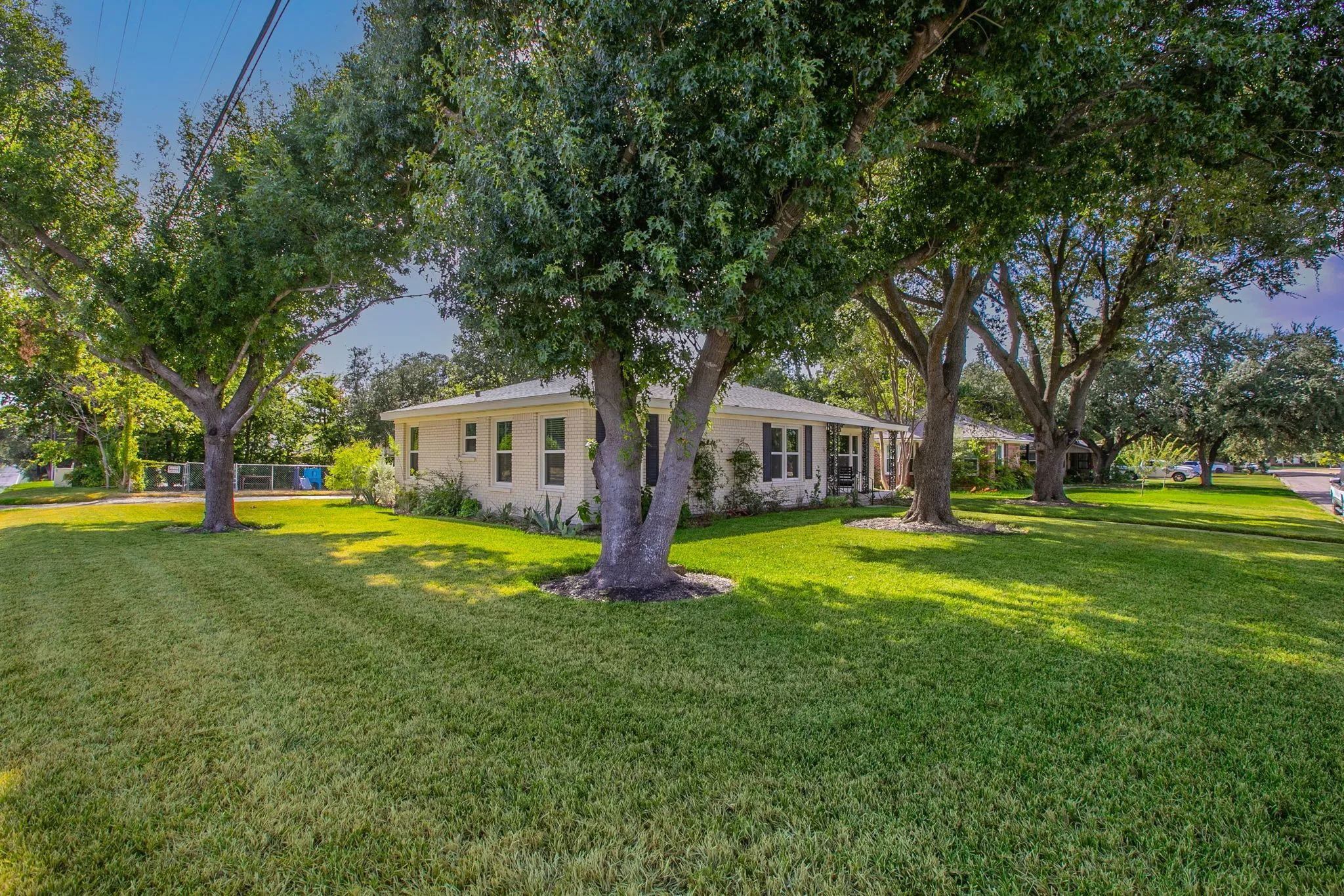 Single Family Residence For Sale in Mc Lennan County , 2200 N 52nd Street, Waco, Texas 76710, 3 Bedroom, 2 Bathroom, 2 Garage spaces, 1,647 Sqft, built in 1955, mls#21361473, Real Estate Agent in Waco, Homes For Sale in Mc Lennan county, Homes For Sale in Waco, Realtor in Waco Texas, Real Estate Brokerage Independent Realty Texas, Luminita Cordes Realtor