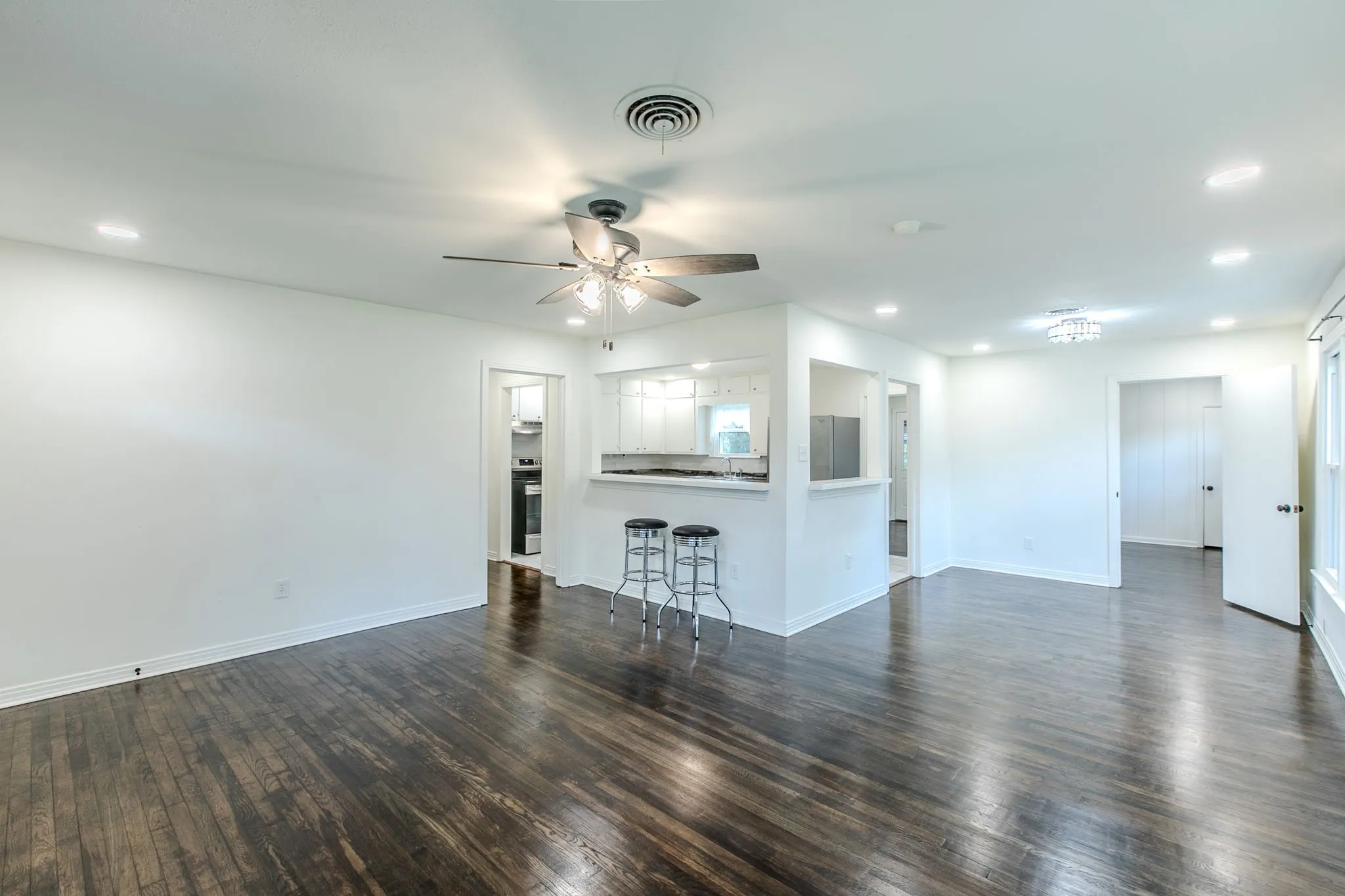 Single Family Residence For Sale in Mc Lennan County , 2200 N 52nd Street, Waco, Texas 76710, 3 Bedroom, 2 Bathroom, 2 Garage spaces, 1,647 Sqft, built in 1955, mls#21361473, Real Estate Agent in Waco, Homes For Sale in Mc Lennan county, Homes For Sale in Waco, Realtor in Waco Texas, Real Estate Brokerage Independent Realty Texas, Luminita Cordes Realtor