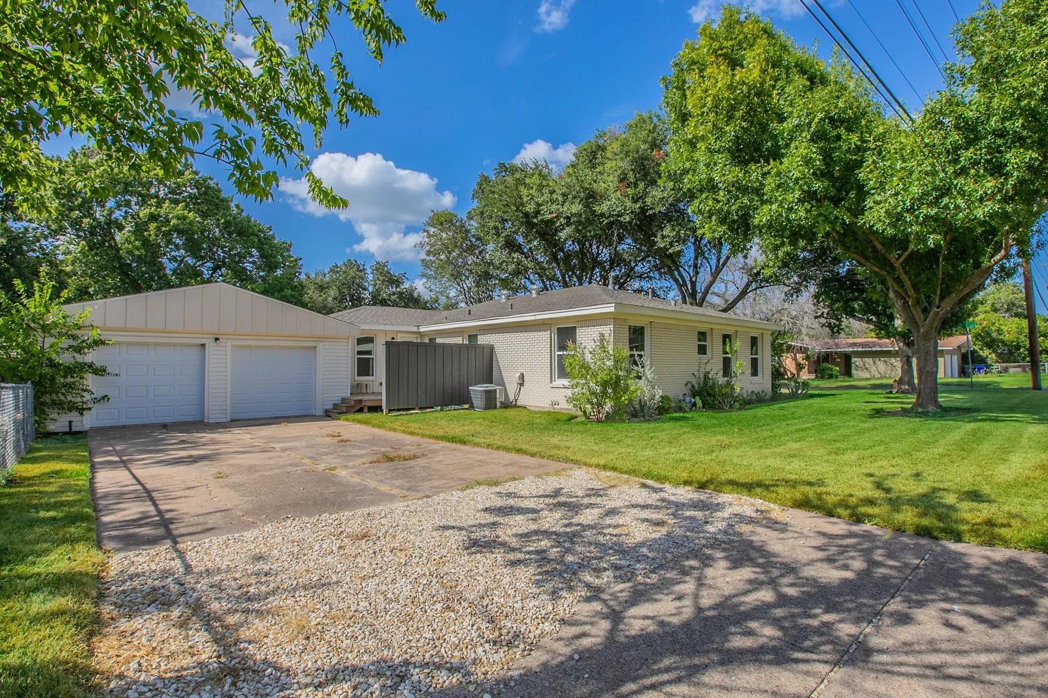 Single Family Residence For Sale in Mc Lennan County , 2200 N 52nd Street, Waco, Texas 76710, 3 Bedroom, 2 Bathroom, 2 Garage spaces, 1,647 Sqft, built in 1955, mls#21361473, Real Estate Agent in Waco, Homes For Sale in Mc Lennan county, Homes For Sale in Waco, Realtor in Waco Texas, Real Estate Brokerage Independent Realty Texas, Luminita Cordes Realtor