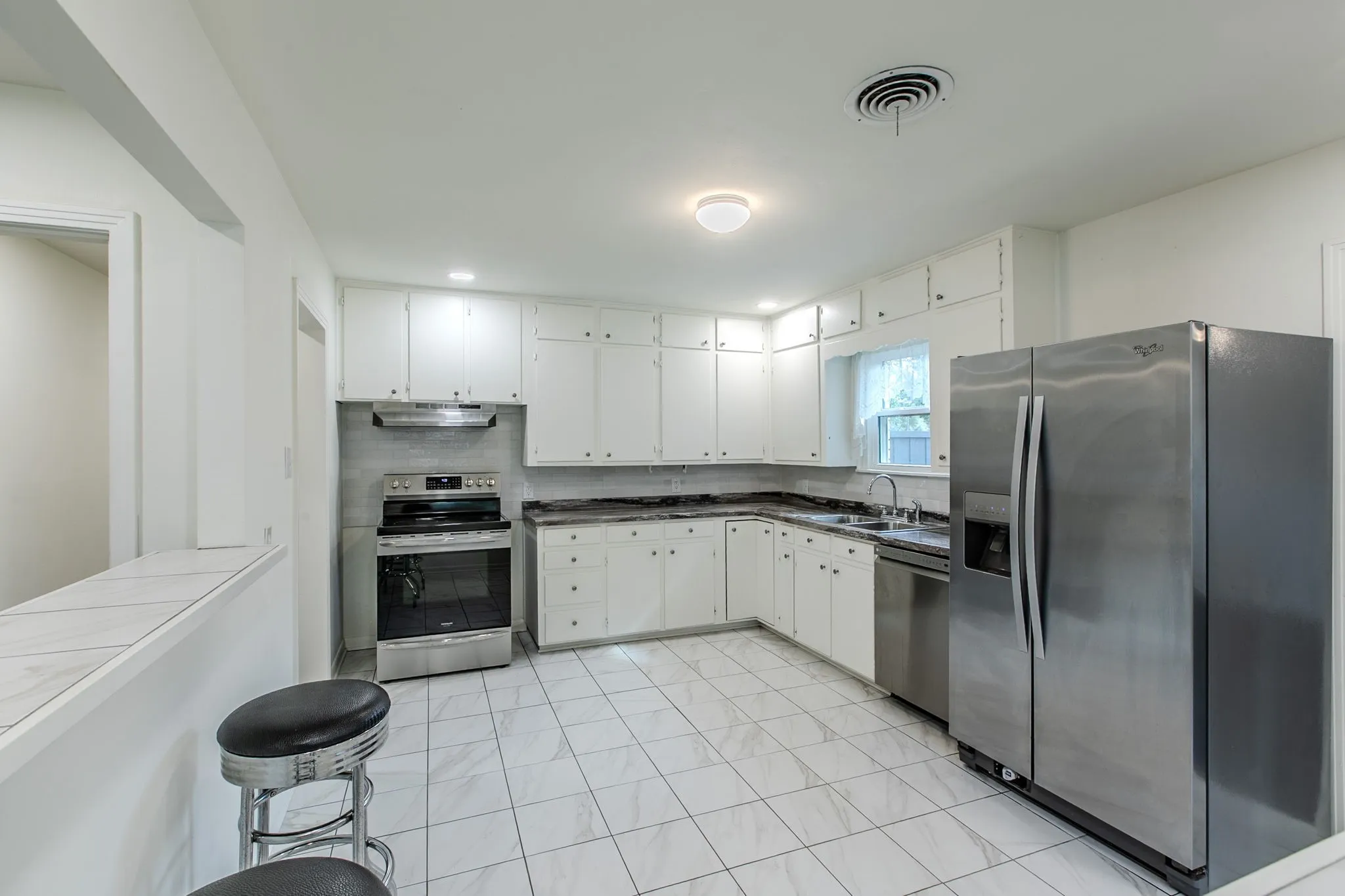 Single Family Residence For Sale in Mc Lennan County , 2200 N 52nd Street, Waco, Texas 76710, 3 Bedroom, 2 Bathroom, 2 Garage spaces, 1,647 Sqft, built in 1955, mls#21361473, Real Estate Agent in Waco, Homes For Sale in Mc Lennan county, Homes For Sale in Waco, Realtor in Waco Texas, Real Estate Brokerage Independent Realty Texas, Luminita Cordes Realtor
