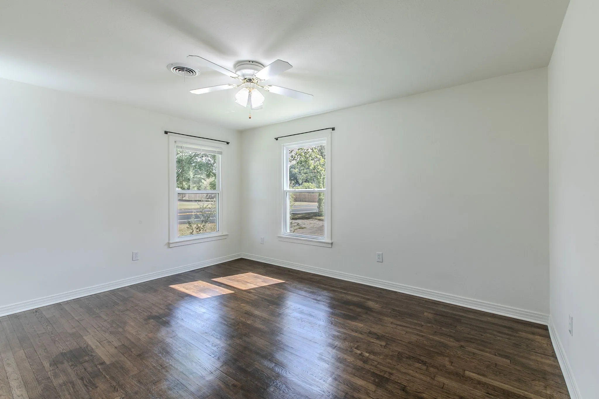 Single Family Residence For Sale in Mc Lennan County , 2200 N 52nd Street, Waco, Texas 76710, 3 Bedroom, 2 Bathroom, 2 Garage spaces, 1,647 Sqft, built in 1955, mls#21361473, Real Estate Agent in Waco, Homes For Sale in Mc Lennan county, Homes For Sale in Waco, Realtor in Waco Texas, Real Estate Brokerage Independent Realty Texas, Luminita Cordes Realtor