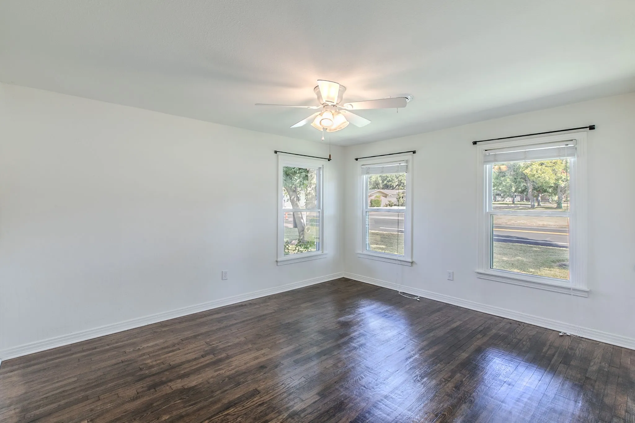 Single Family Residence For Sale in Mc Lennan County , 2200 N 52nd Street, Waco, Texas 76710, 3 Bedroom, 2 Bathroom, 2 Garage spaces, 1,647 Sqft, built in 1955, mls#21361473, Real Estate Agent in Waco, Homes For Sale in Mc Lennan county, Homes For Sale in Waco, Realtor in Waco Texas, Real Estate Brokerage Independent Realty Texas, Luminita Cordes Realtor