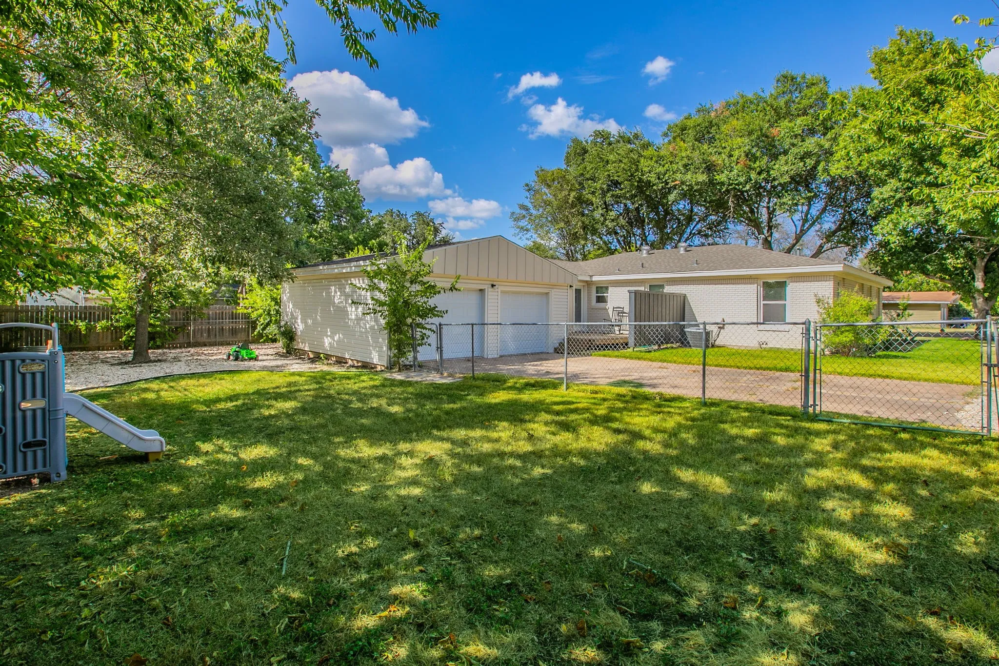 Single Family Residence For Sale in Mc Lennan County , 2200 N 52nd Street, Waco, Texas 76710, 3 Bedroom, 2 Bathroom, 2 Garage spaces, 1,647 Sqft, built in 1955, mls#21361473, Real Estate Agent in Waco, Homes For Sale in Mc Lennan county, Homes For Sale in Waco, Realtor in Waco Texas, Real Estate Brokerage Independent Realty Texas, Luminita Cordes Realtor
