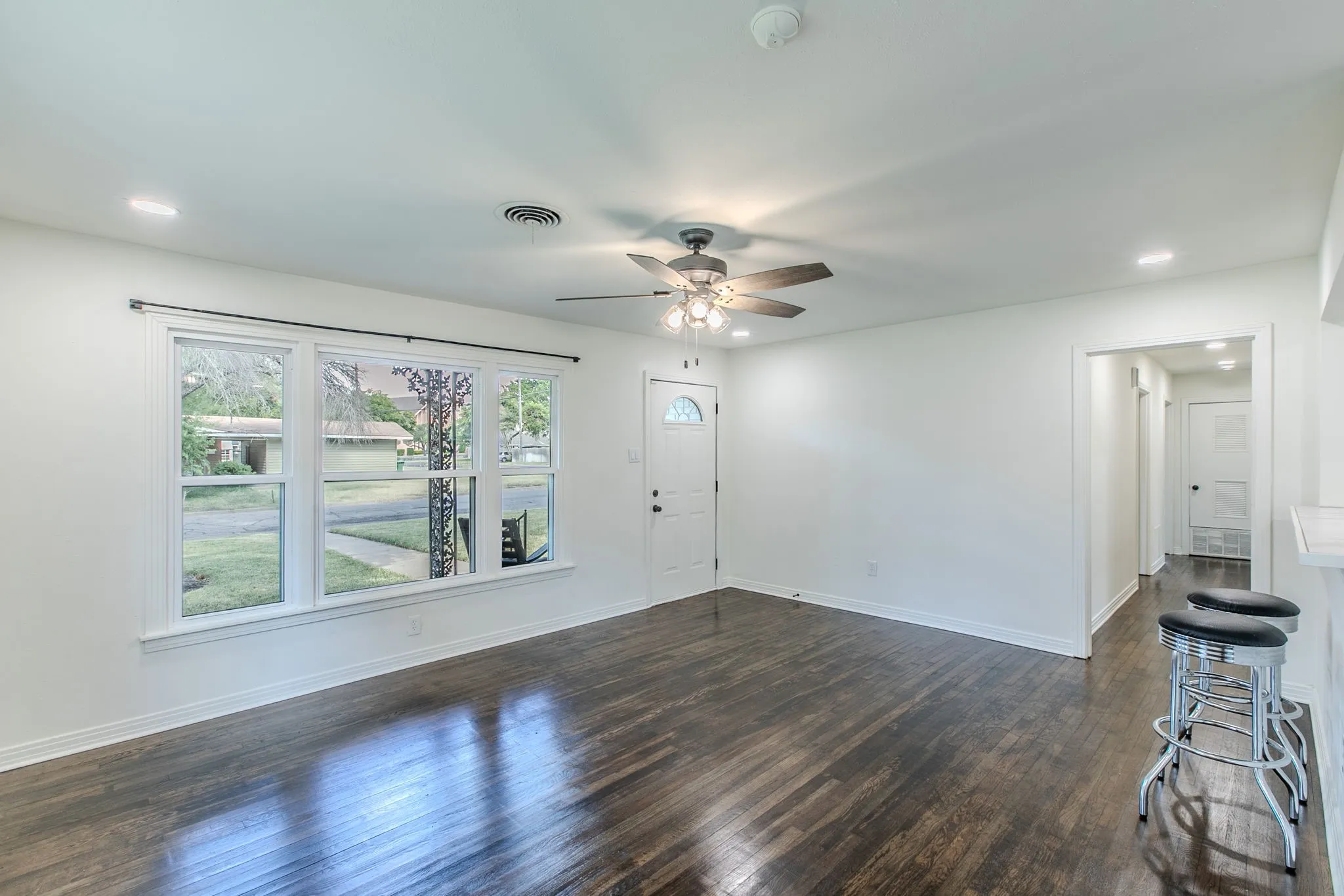 Single Family Residence For Sale in Mc Lennan County , 2200 N 52nd Street, Waco, Texas 76710, 3 Bedroom, 2 Bathroom, 2 Garage spaces, 1,647 Sqft, built in 1955, mls#21361473, Real Estate Agent in Waco, Homes For Sale in Mc Lennan county, Homes For Sale in Waco, Realtor in Waco Texas, Real Estate Brokerage Independent Realty Texas, Luminita Cordes Realtor
