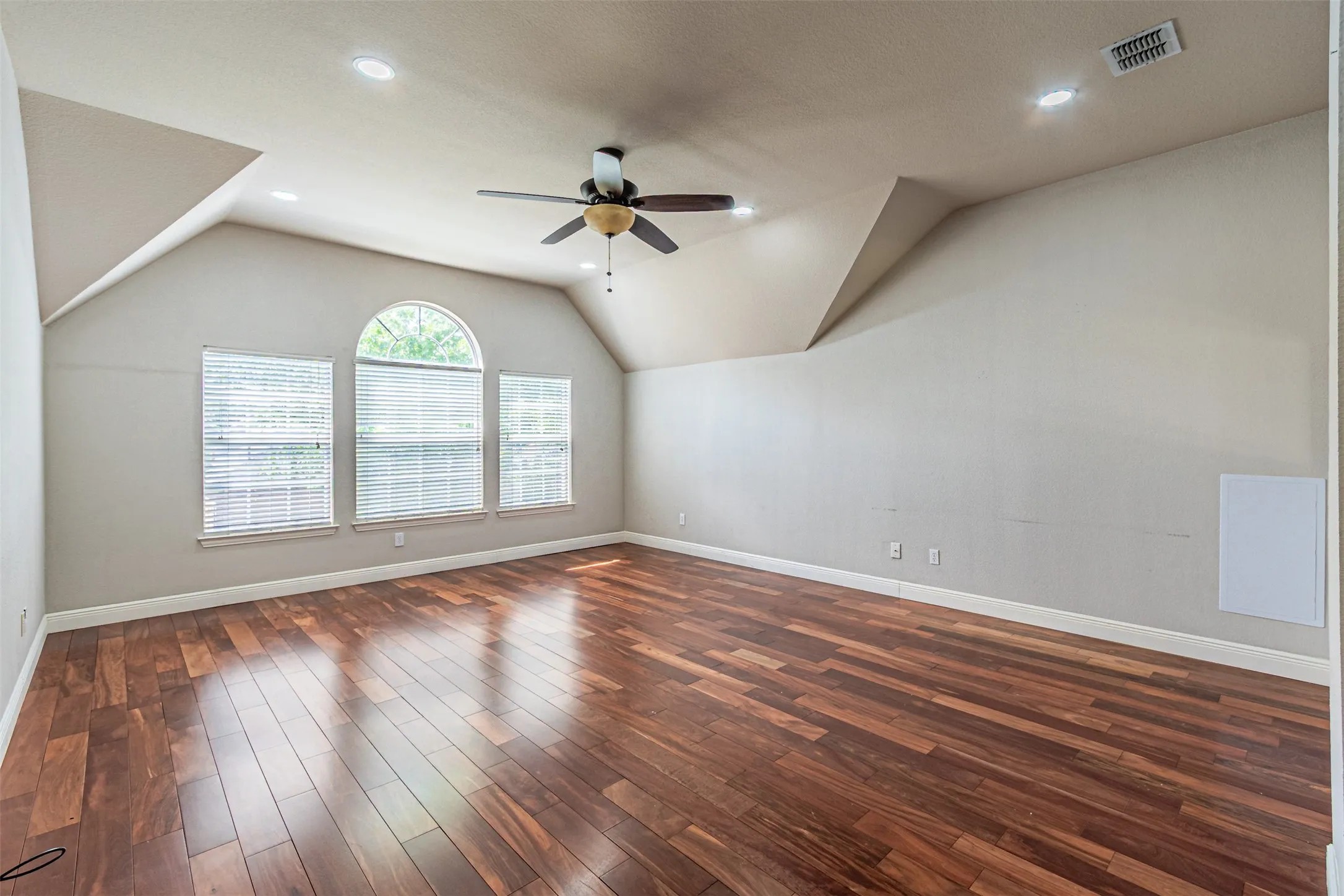 Single Family Residence For Rent in Dallas County , 1025 Basilwood Drive, Coppell, Texas 75019, 4 Bedroom, 4 Bathroom, 2 Garage spaces, 3,001 Sqft, built in 1995, mls#21361416, Real Estate Agent in Coppell, Homes For Rent in Dallas county, Homes For Rent in Coppell, Realtor in Coppell Texas, Real Estate Brokerage Independent Realty Texas, Luminita Cordes Realtor